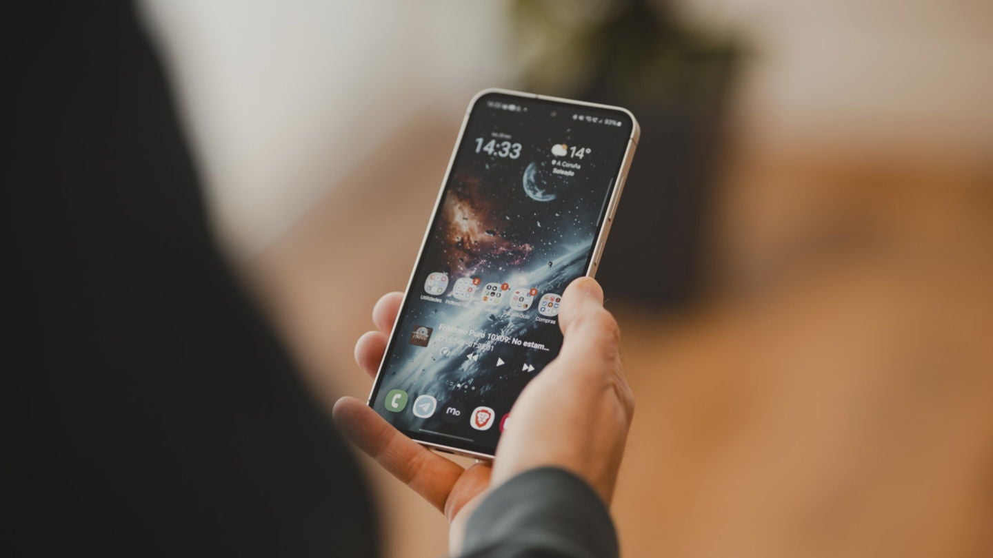 Así luce la pantalla AMOLED de 6,7 pulgadas del Samsung Galaxy S24 FE / Fotografía: Rubén Ulloa