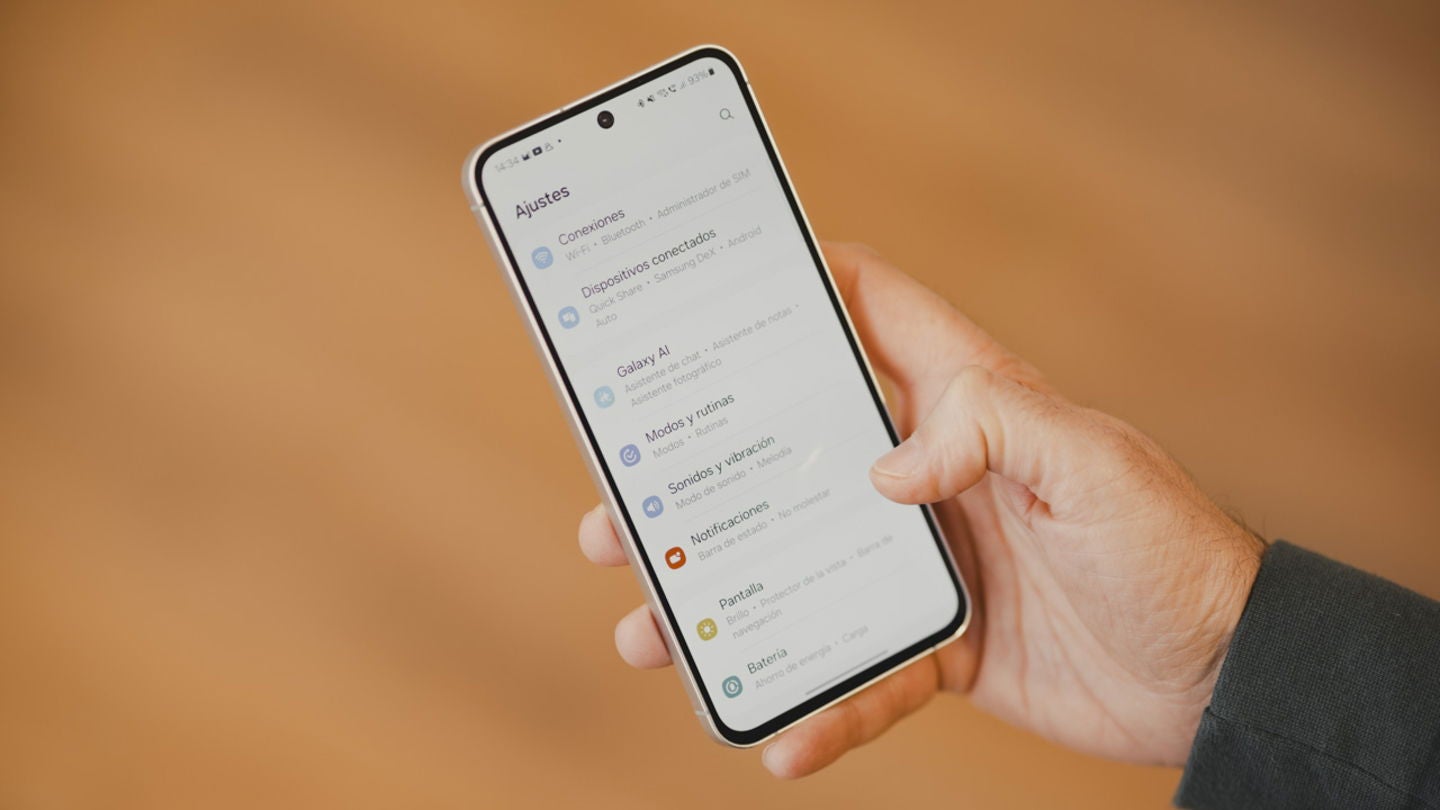 El Samsung Galaxy S24 FE llega con Android 14 corriendo bajo One UI 6.1 / Fotografía: Rubén Ulloa