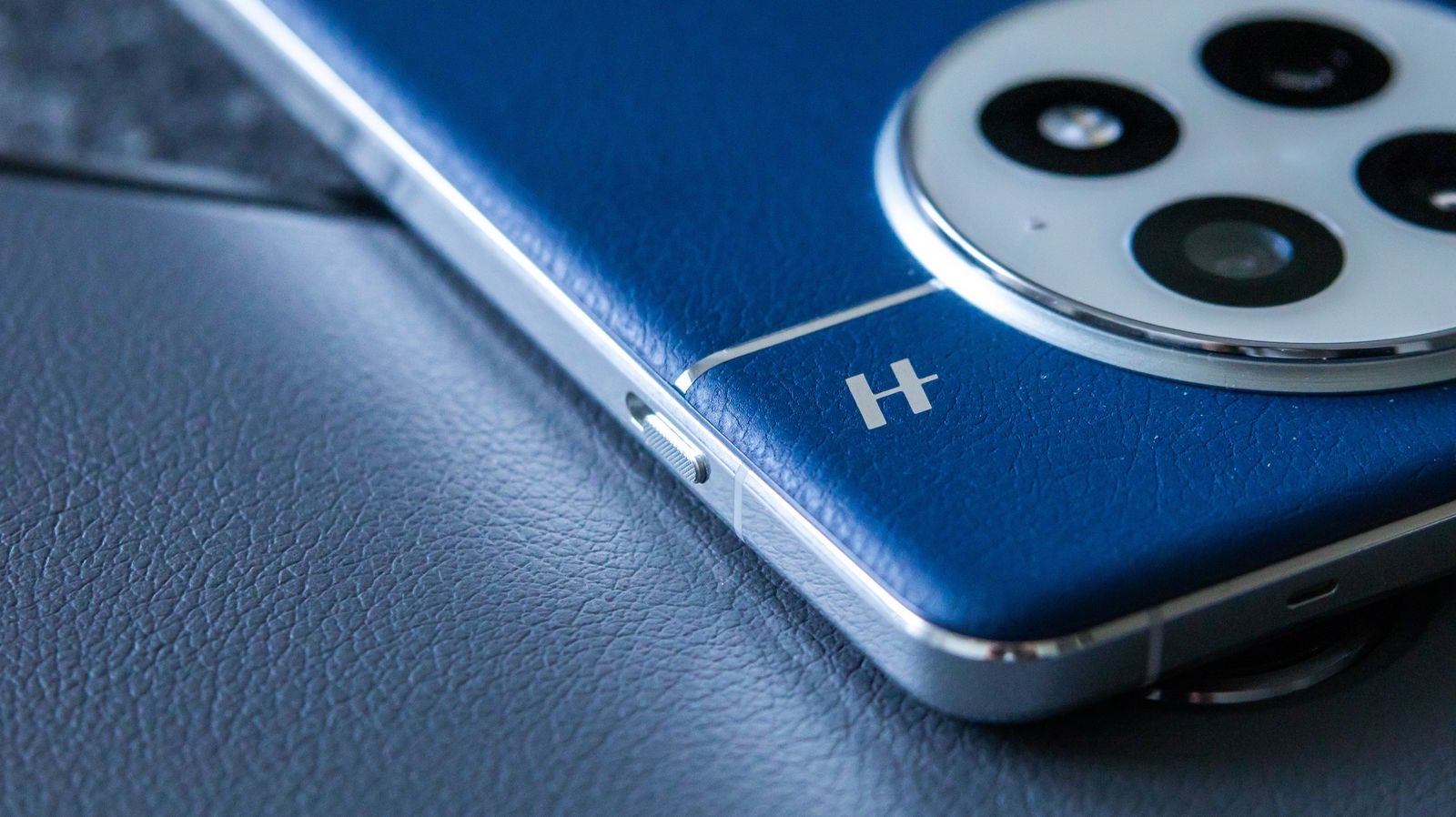 El interruptor Alert Slider vuelve a estar presente en el nuevo flagship de OnePlus / Fotografía de Christian Collado