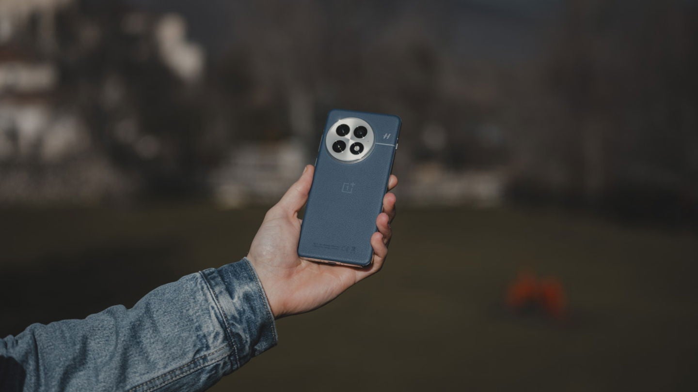 El módulo de cámaras del dispositivo está integrado en un circulo, donde alberga tres sensores ade 50 megapíxeles cada uno / Fotografía de Rubén Ulloa