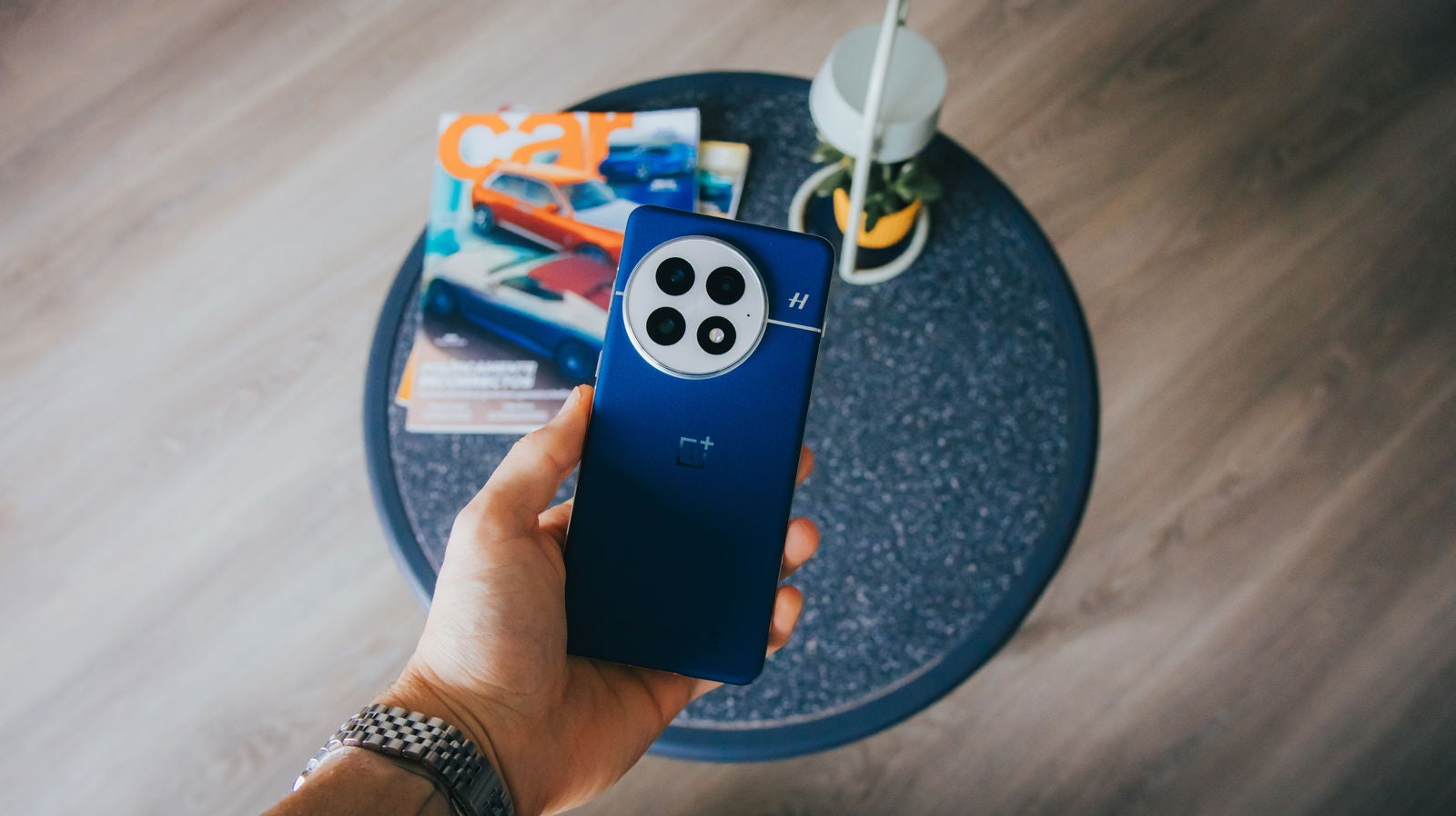 La parte trasera del OnePlus 13 en acabado azul de cuero / Fotografía de Christian Collado