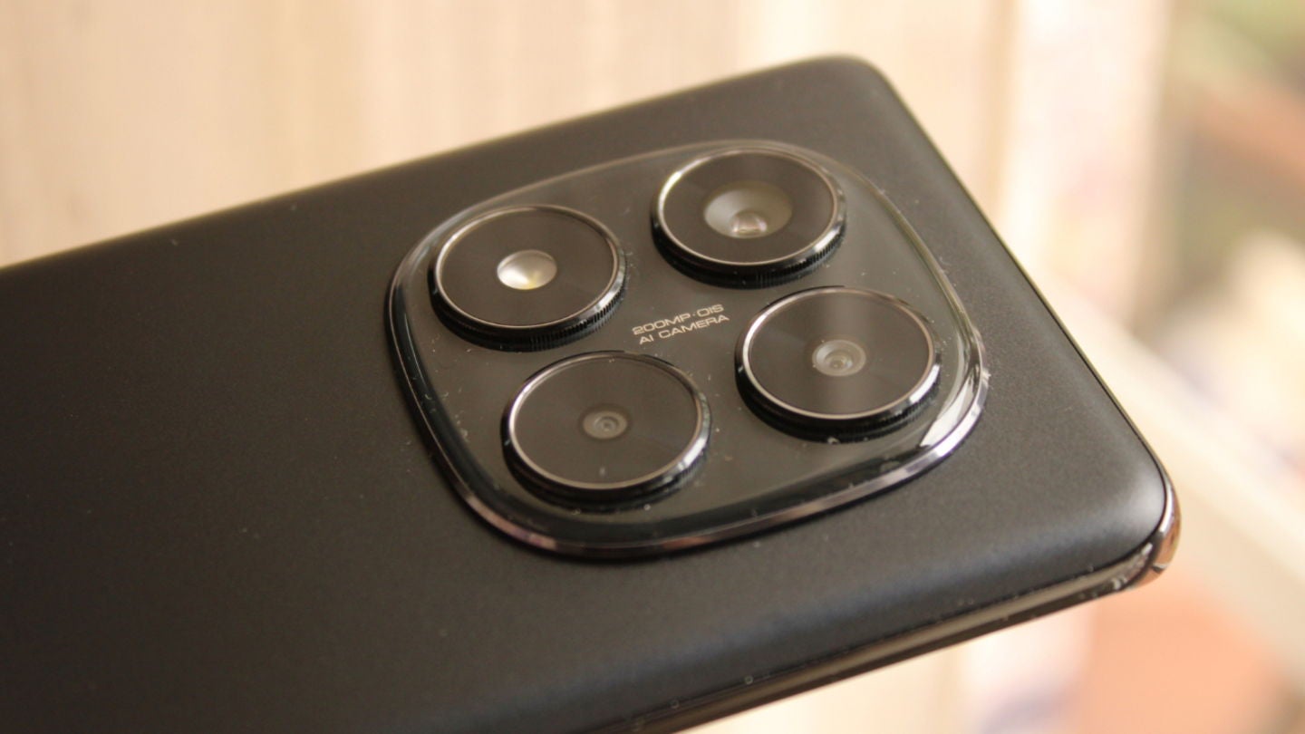 El módulo es el gran protagonista del diseño del teléfono | Fotografía de Lucía Alcántara Gil