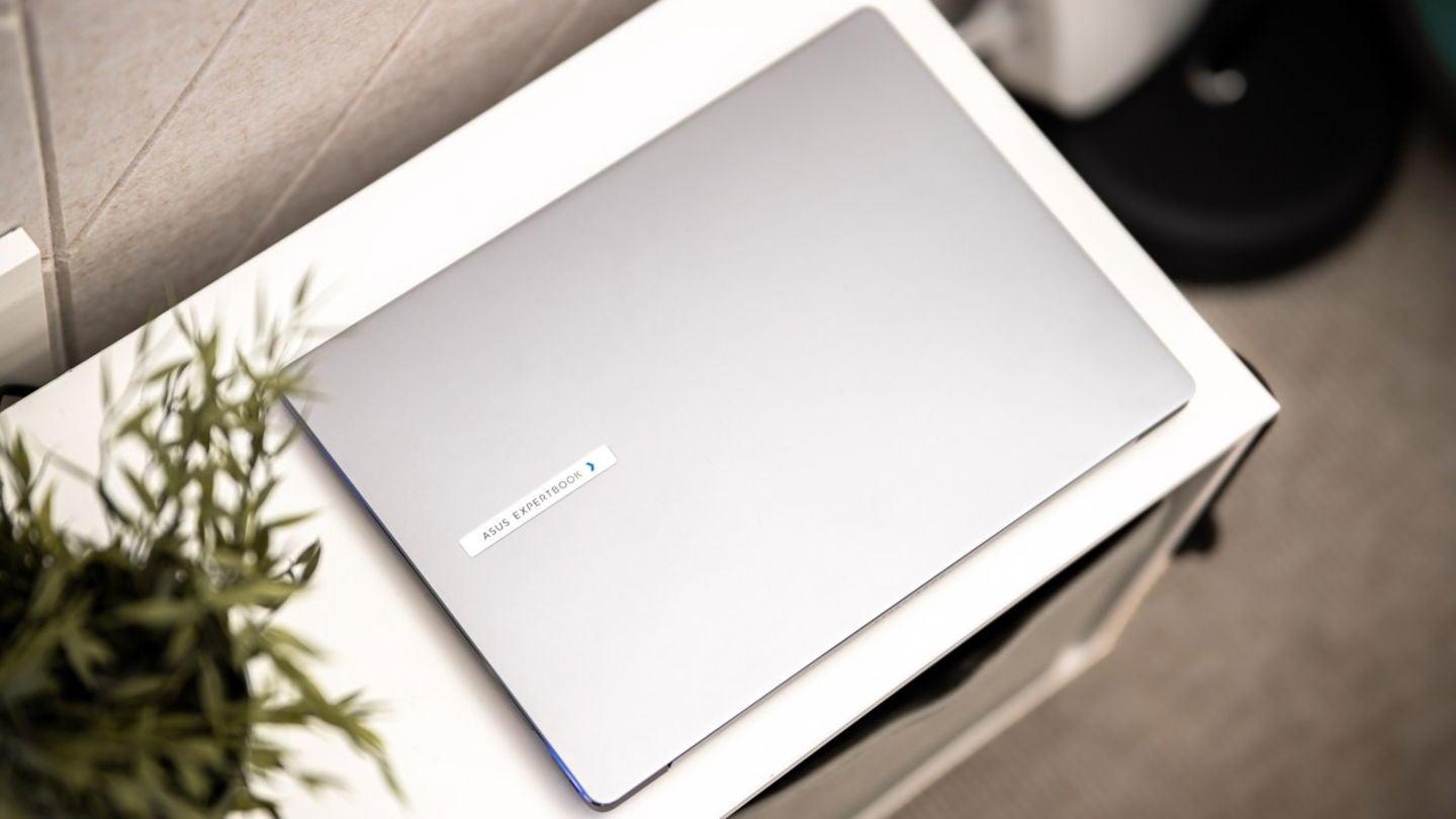 La autonomía es uno de los grandes puntos fuertes del ASUS Expertbook P5 / Fotografía: Elisa Piñón