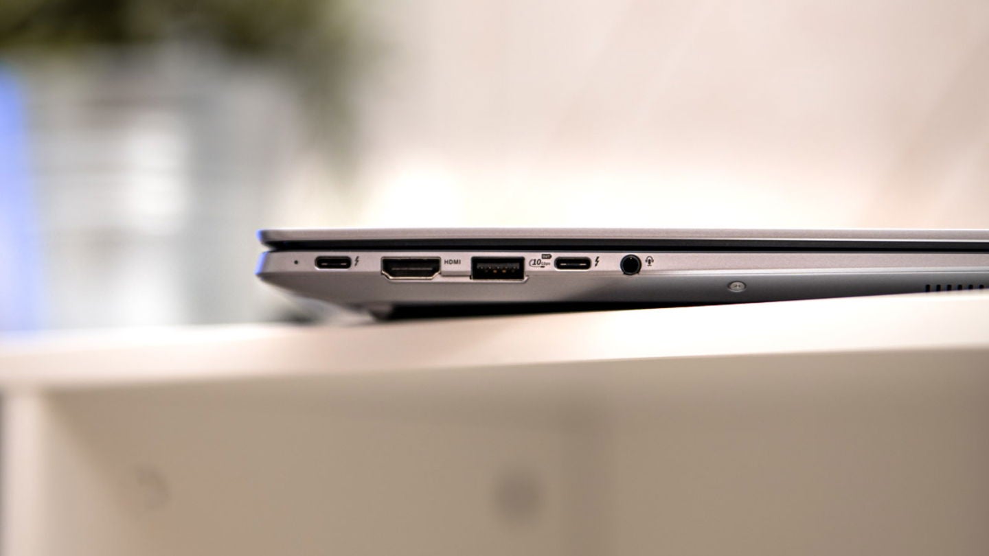 En el lateral izquierdo del ASUS Expertbook P5 se concentran la mayoría de puertos de este portátil / Fotografía: Elisa Piñón