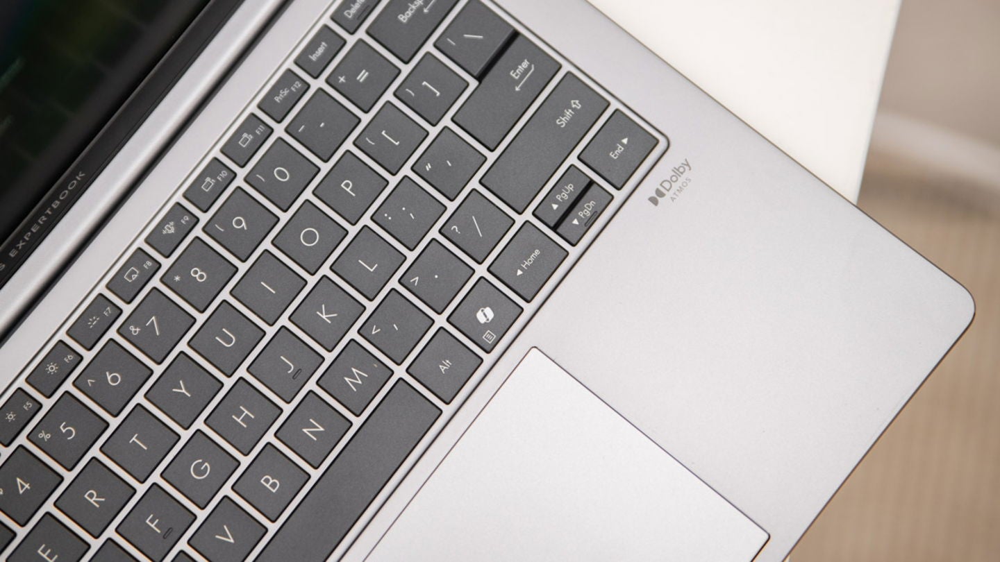 El ASUS Expertbook P5 cuenta con botón dedicado en el teclado para invocar a 'Copilot' / Fotografía: Elisa Piñón