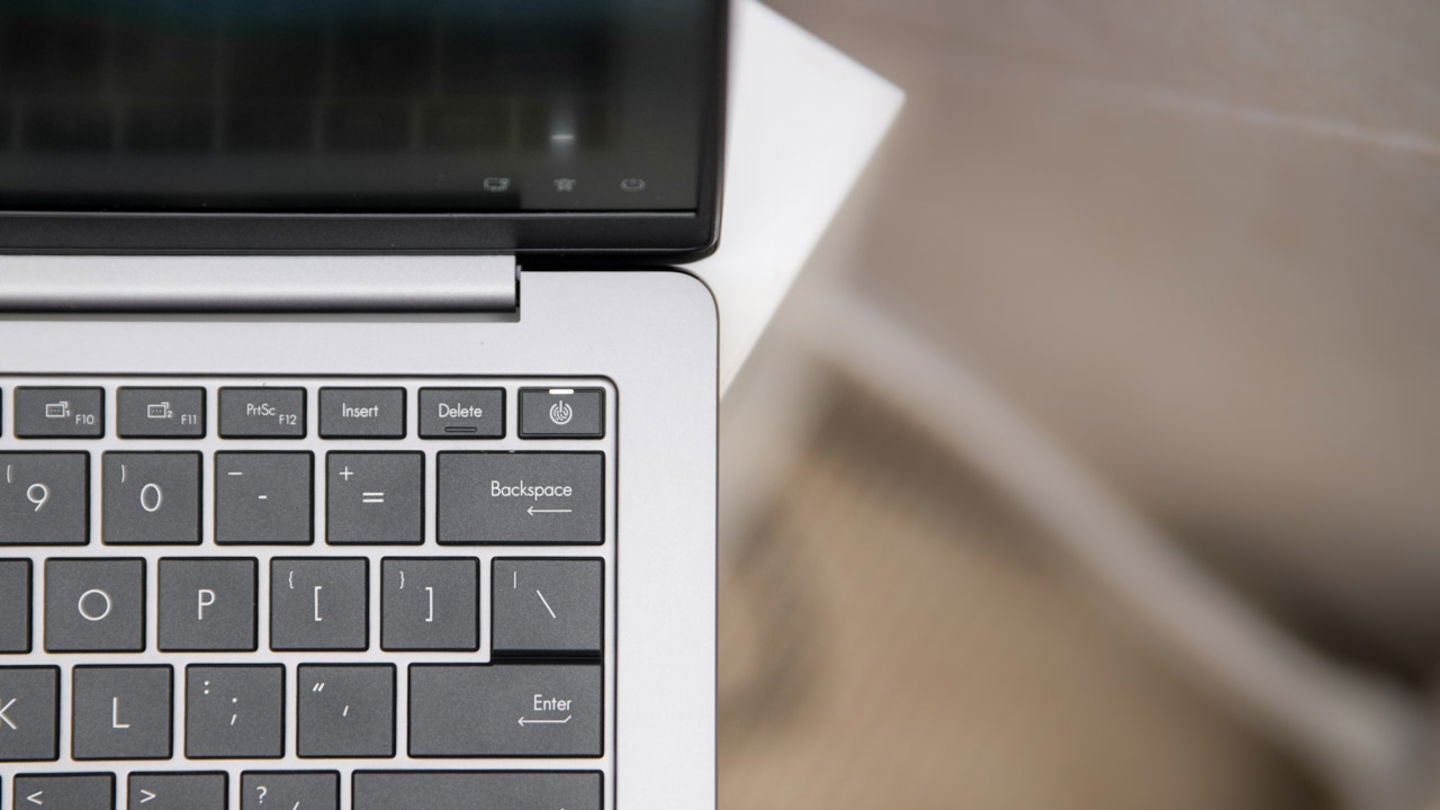 El ASUS Expertbook P5 dispone de un práctico lector de huellas dactilares integrado en el botón de encendido y apagado / Fotografía: Elisa Piñón