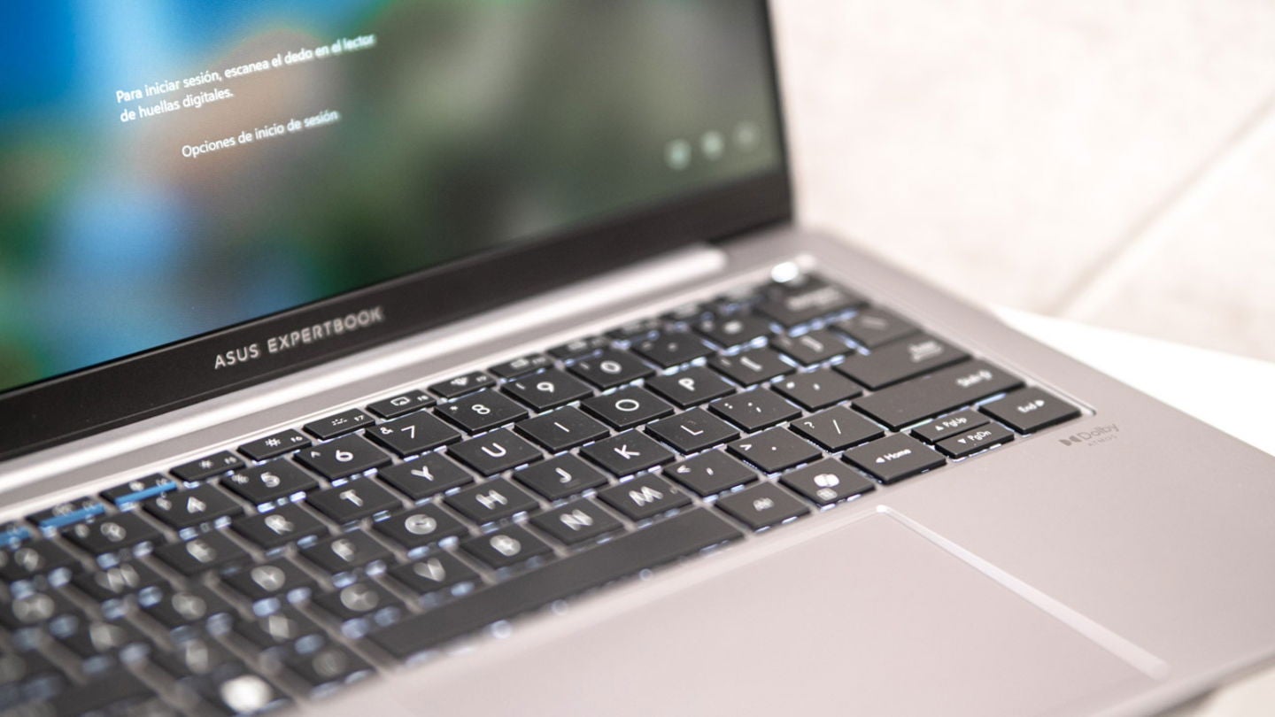 El ASUS Expertbook P5 cuenta con un touchpad que funciona correctamente y con un teclado retroiluminado que es realmente cómodo para escribir / Fotografía: Elisa Piñón