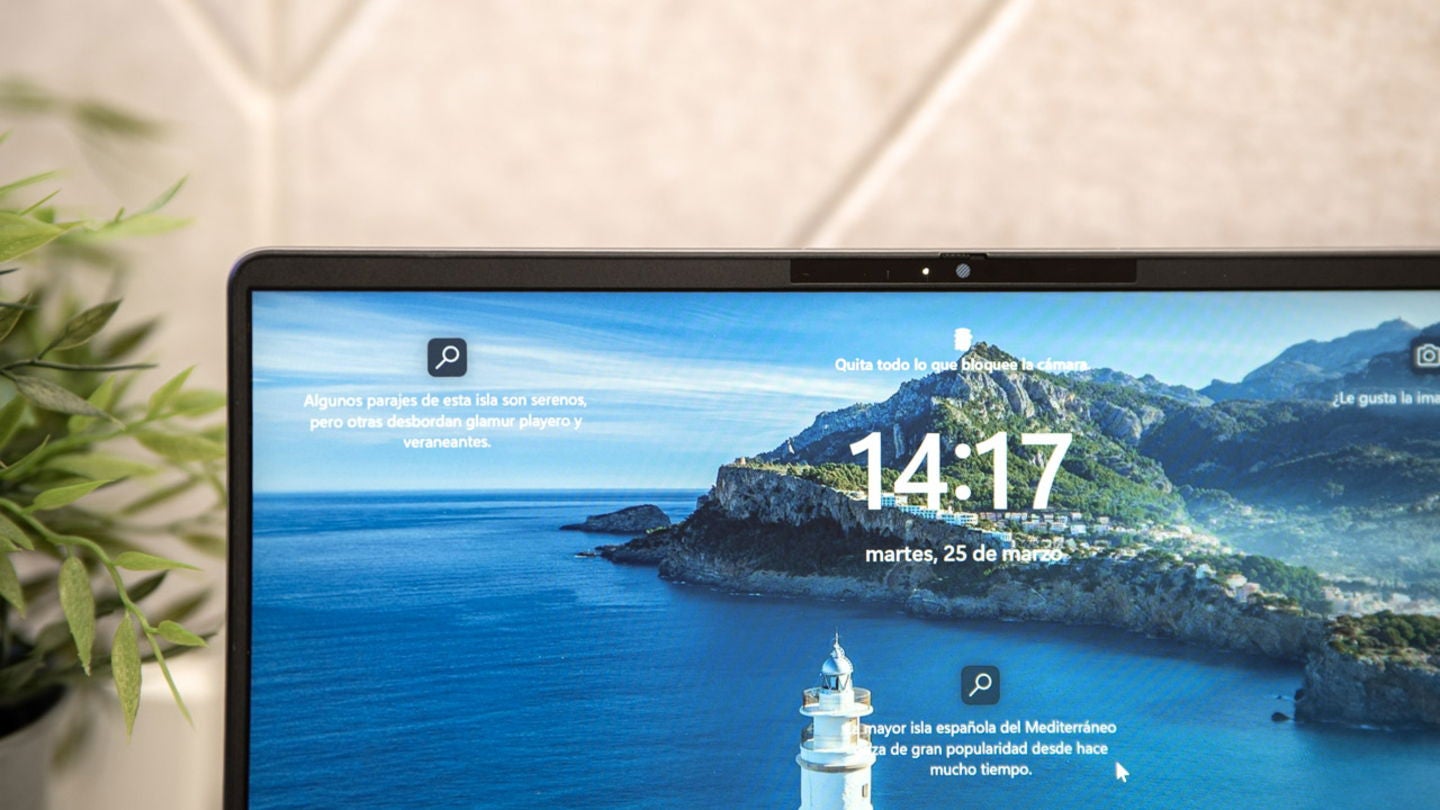 La webcam integrada del ASUS Expertbook P5 tiene una pestaña deslizante para ocultarla y se puede usar para desbloquear el dispositivo con la cara / Fotografía: Elisa Piñón