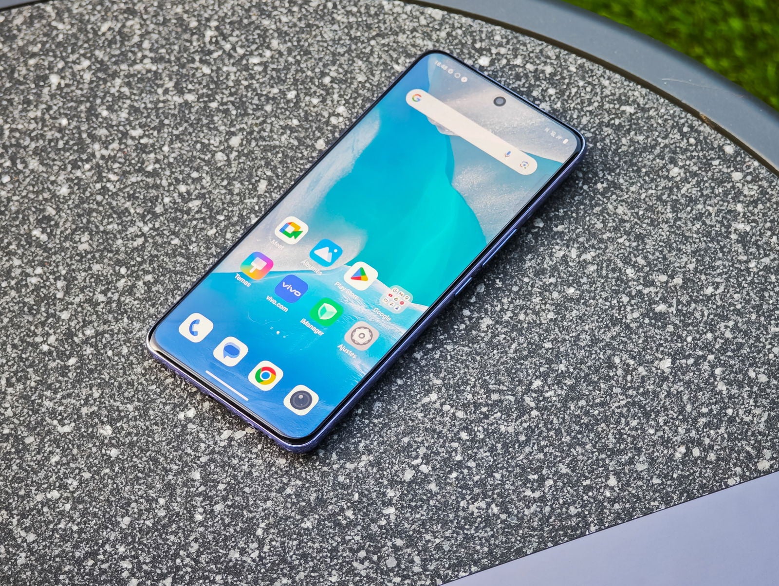 Una gran pantalla ligeramente curva ocupa el frontal del vivo V50 5G / Fotografía de Christian Collado