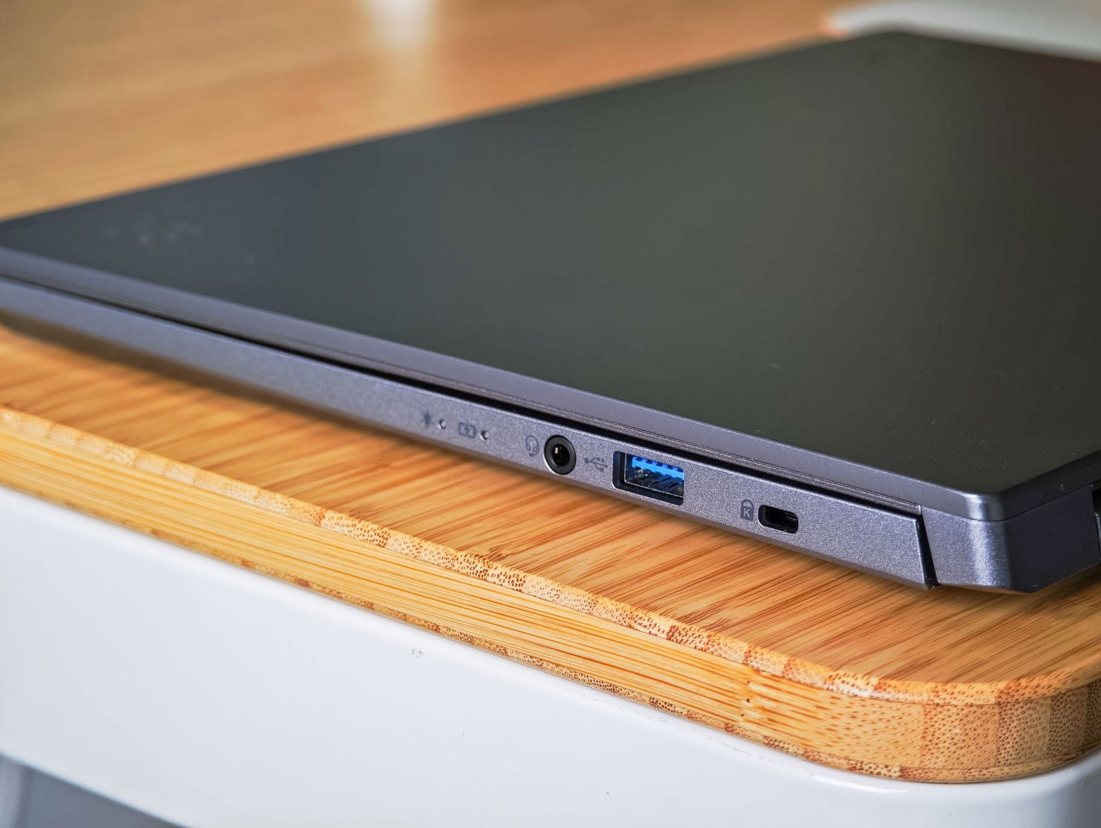 Algunos de los puertos presentes en el Acer Aspire 14 AI / Fotografía de Christian Collado