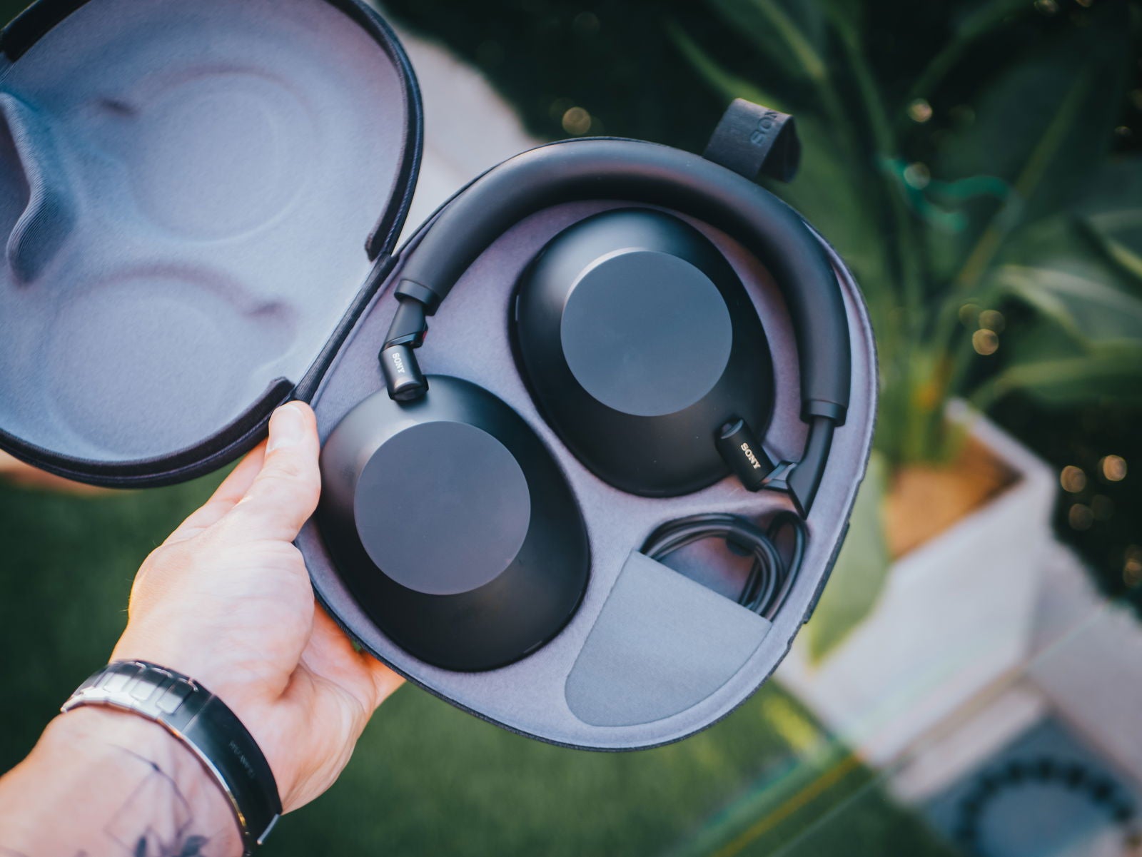 Sony ha vuelto a crear unos auriculares increíblemente buenos, que además refinan los detalles que faltaban por pulir en la generación previa / Fotografía de Christian Collado