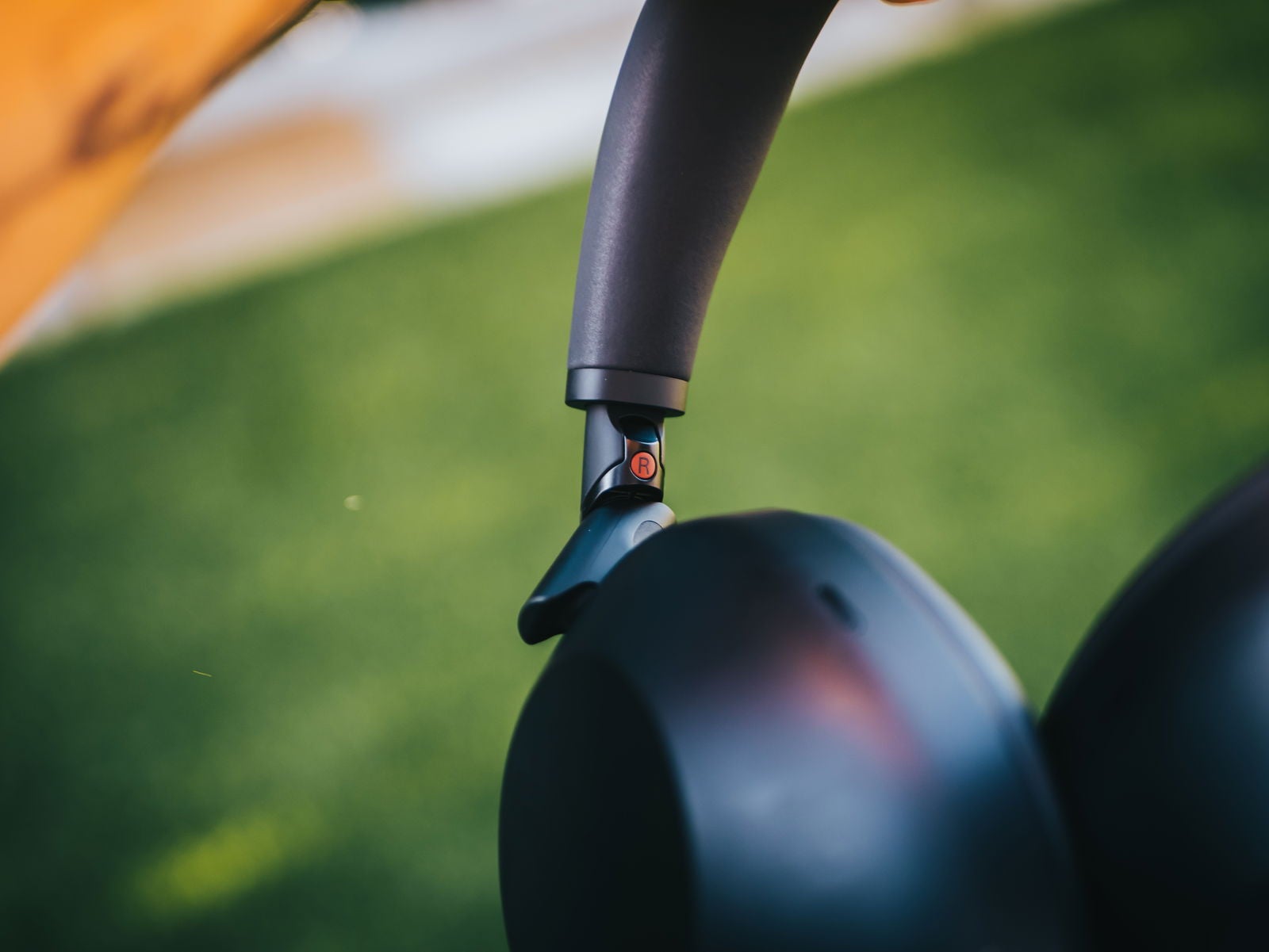 El detalle que permite diferenciar fácilmente entre la parte derecha e izquierda de cada auricular / Fotografía de Christian Collado