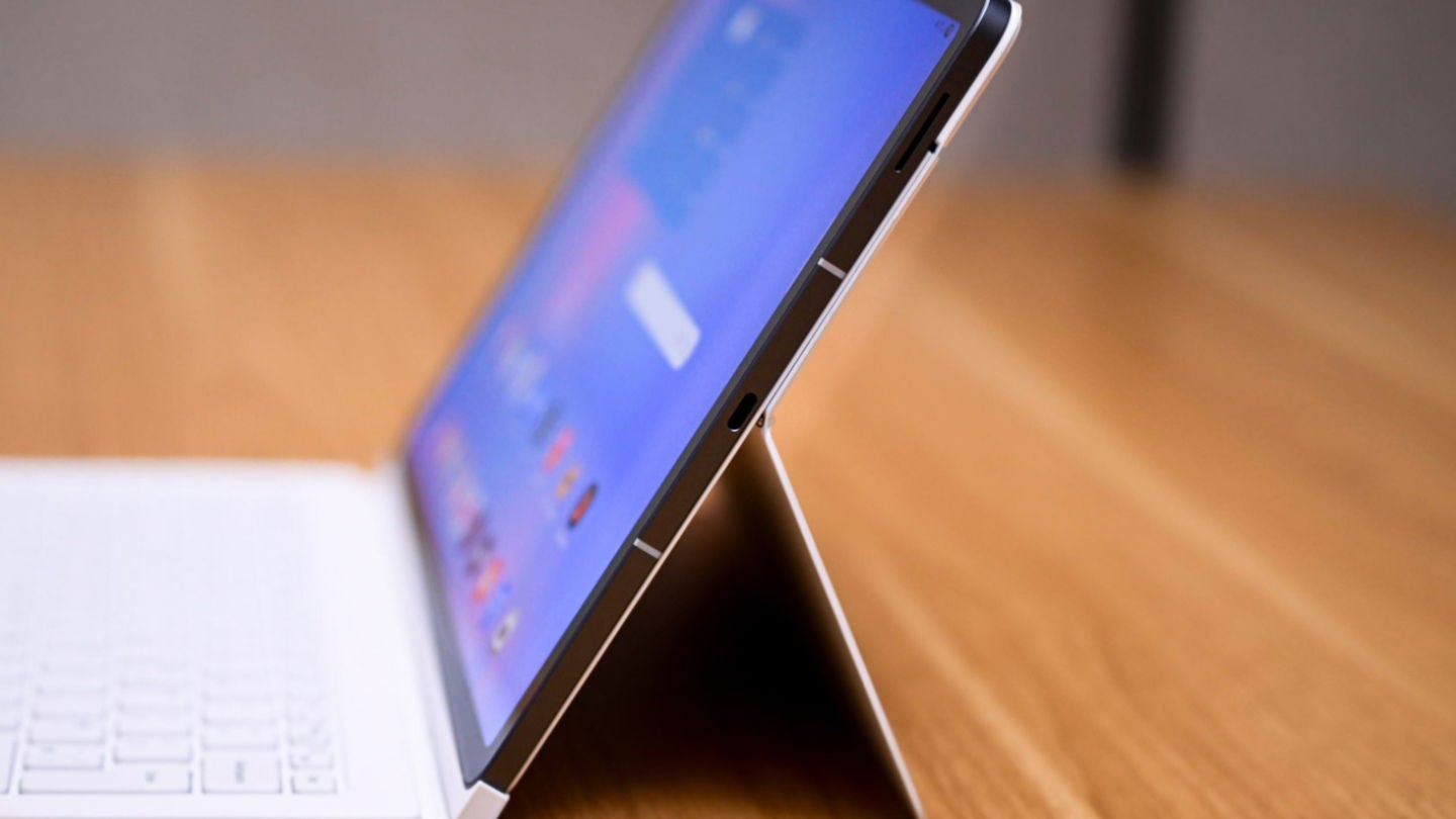 La Samsung Galaxy Tab S10 FE+ cuenta con unos marcos fabricados en aluminio que tienen un grosor de tan solo 6 milímetros / Fotografía: Elisa Piñón