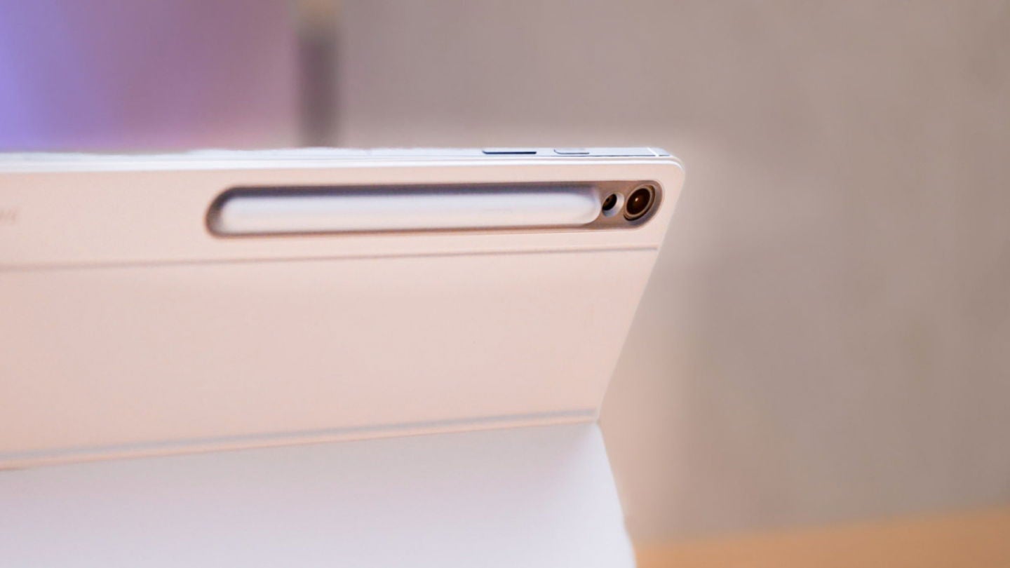 La funda teclado del Samsung Galaxy Tab S10 FE+ tiene una solapa en su parte trasera superior para guardar el S-Pen / Fotografía: Elisa Piñón