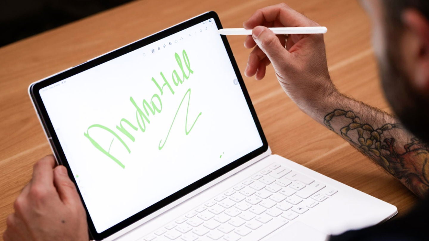 La aplicación PENUP de Samsung es ideal para hacer dibujos con el S-Pen / Fotografía: Elisa Piñón