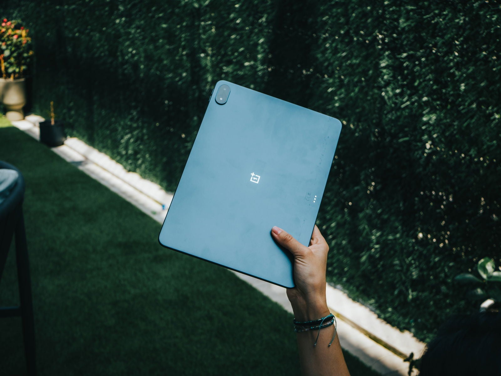 A pesar de su reducido grosor, la tablet monta una batería de más de 12.000 mAh / Fotografía de Christian Collado