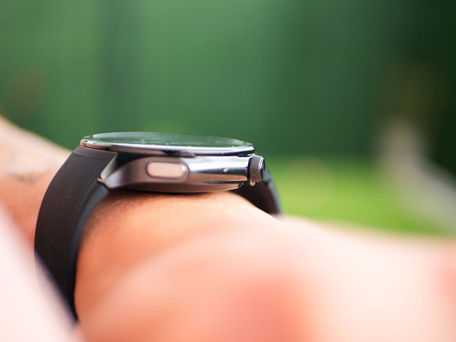 Parte lateral del OPPO Watch X2, construida en acero inoxidable / Fotografía de Christian Collado