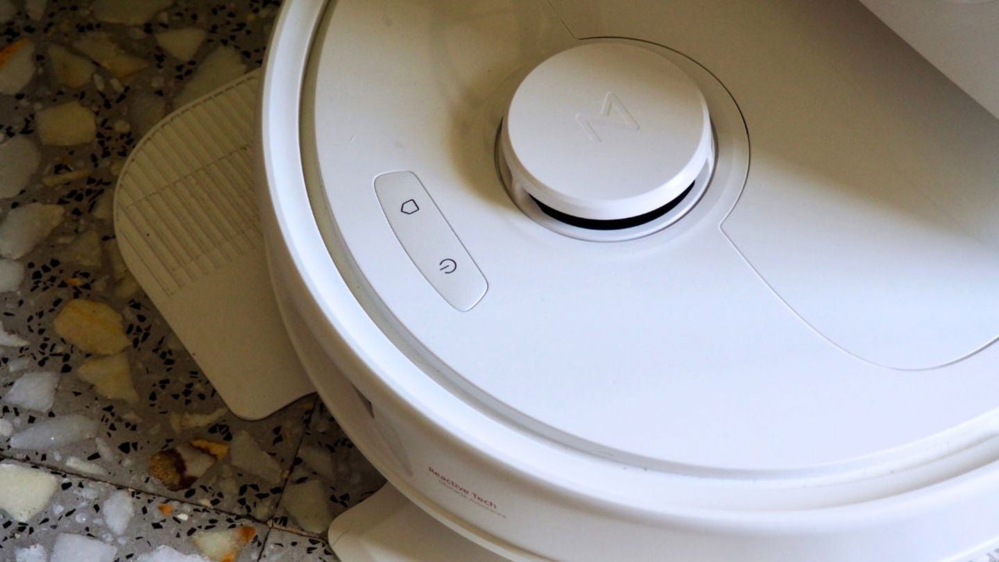 En la parte superior del robot aspirador encontramos solamente dos botones: el de encendido y vuelta a la base de carga. La configuración y ajustes se realizan a través de la app para dispositivos móviles | Imagen de Jesús Quesada