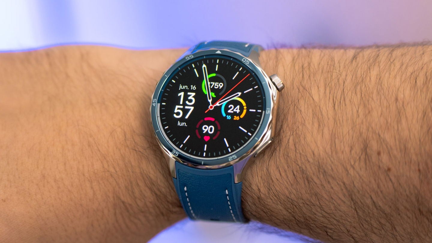 Primer plano del OPPO Watch X2 azul / Fotografía de Elisa Piñón