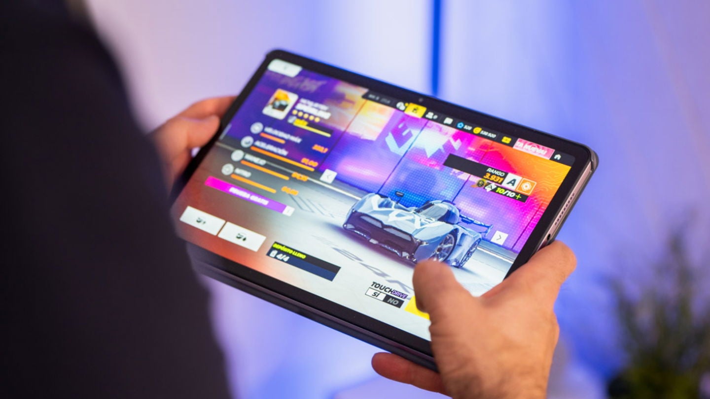 La Redmi Pad 2 es ideal para manejar con dos manos en posición horizontal gracias a su tamaño compacto y a su ligereza / Fotografía: Elisa Piñón