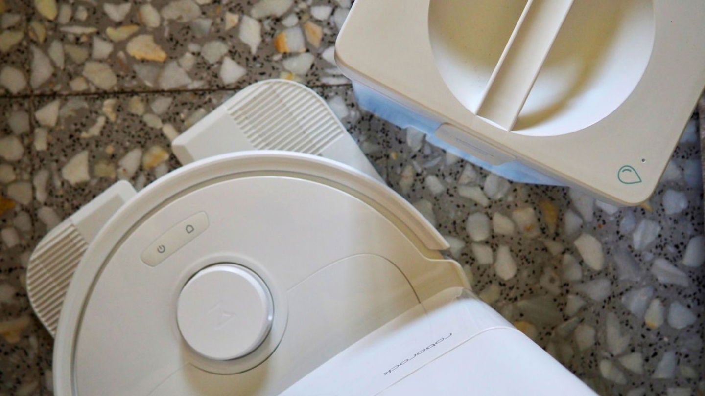 El robot aspirador Roborock QV 35S junto a su depósito de agua limpia | Imagen de Jesús Quesada