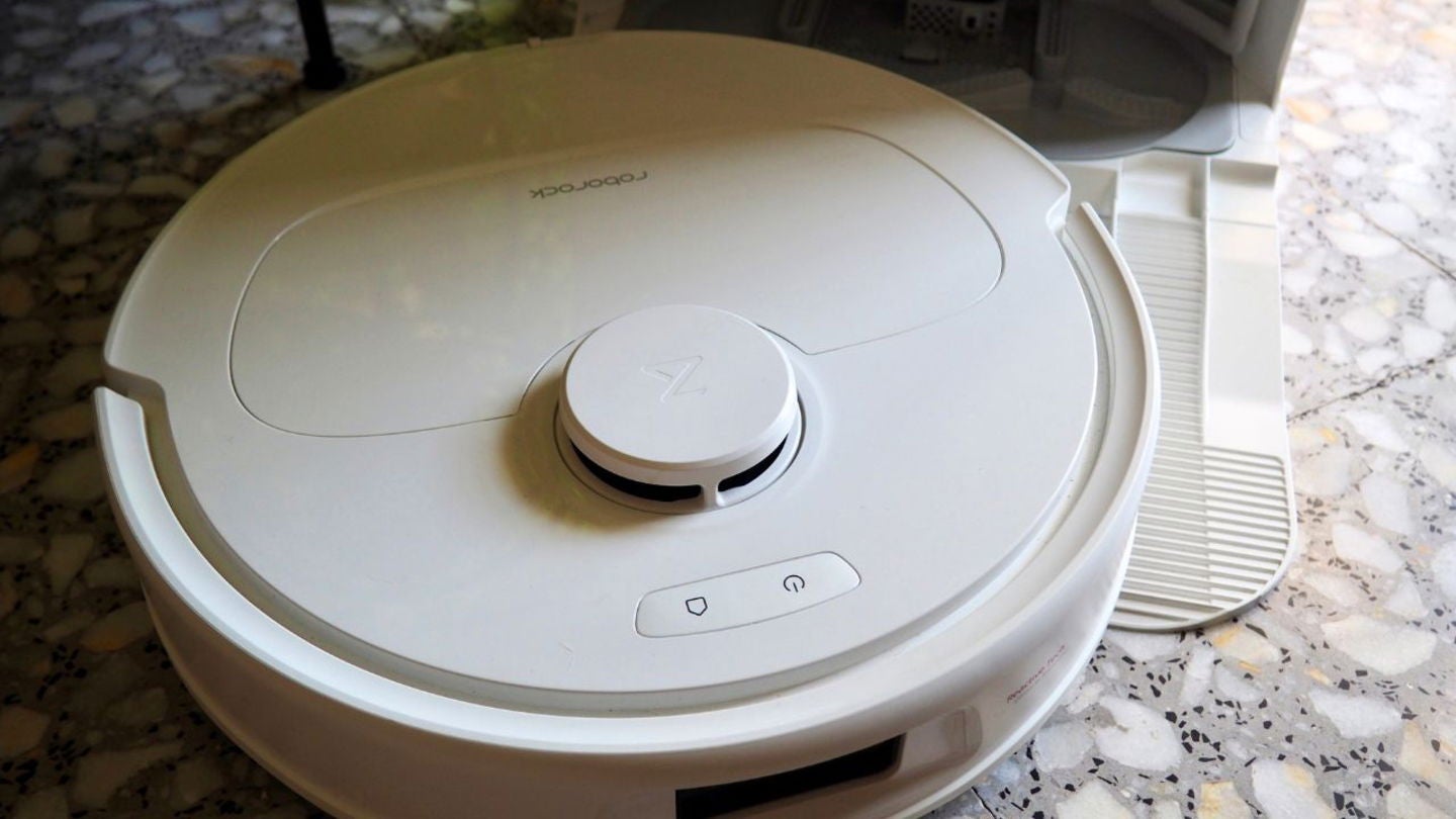 El nuevo robot aspirador de Roborock cuenta con dos mopas giratorias, cepillo de goma y navegación PreciSense con LiDAR para garantizar la limpieza en el hogar | Imagen de Jesús Quesada