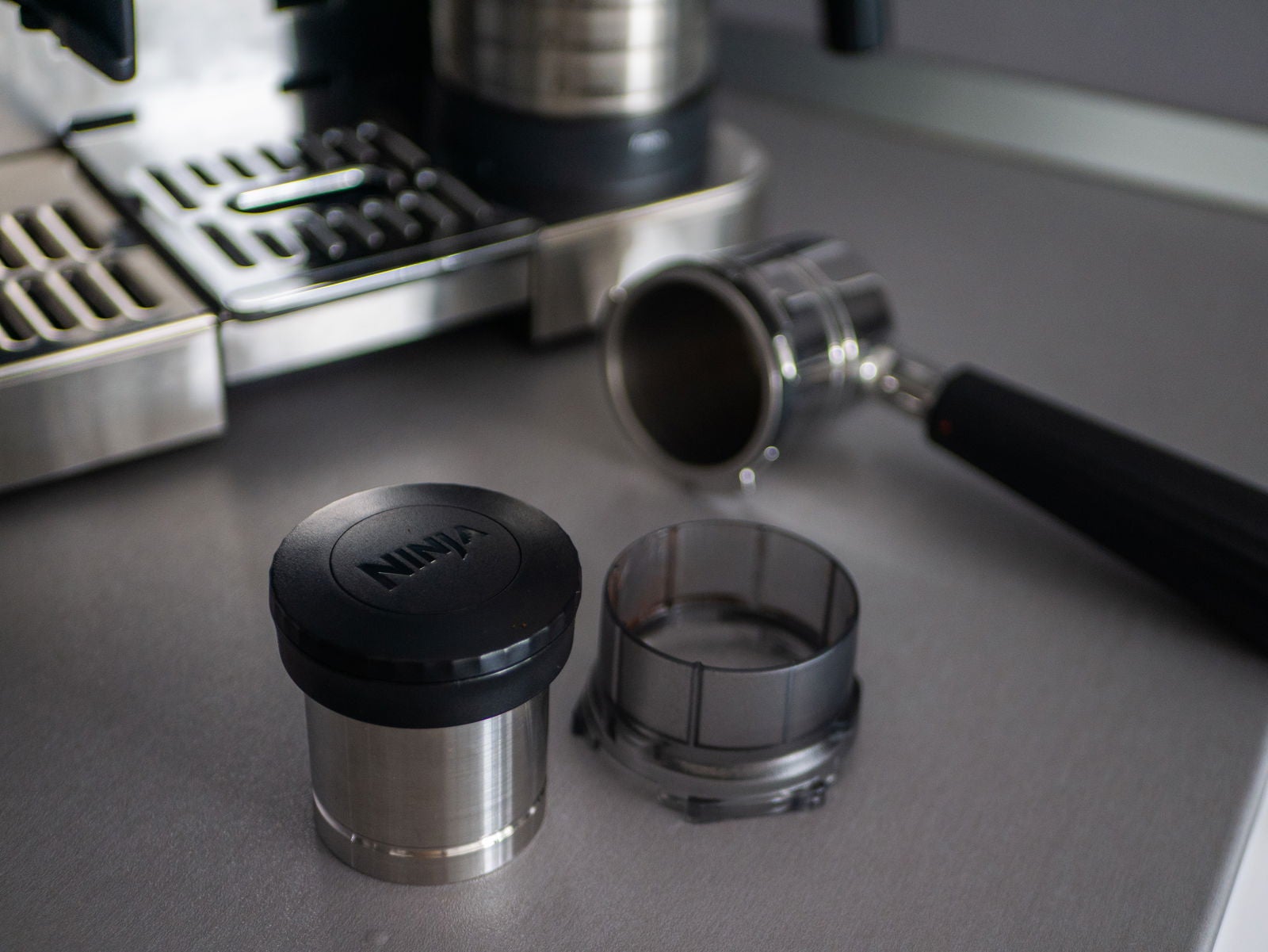 Algunos de los accesorios incluidos junto con la Ninja Luxe Café / Fotografía de Christian Collado