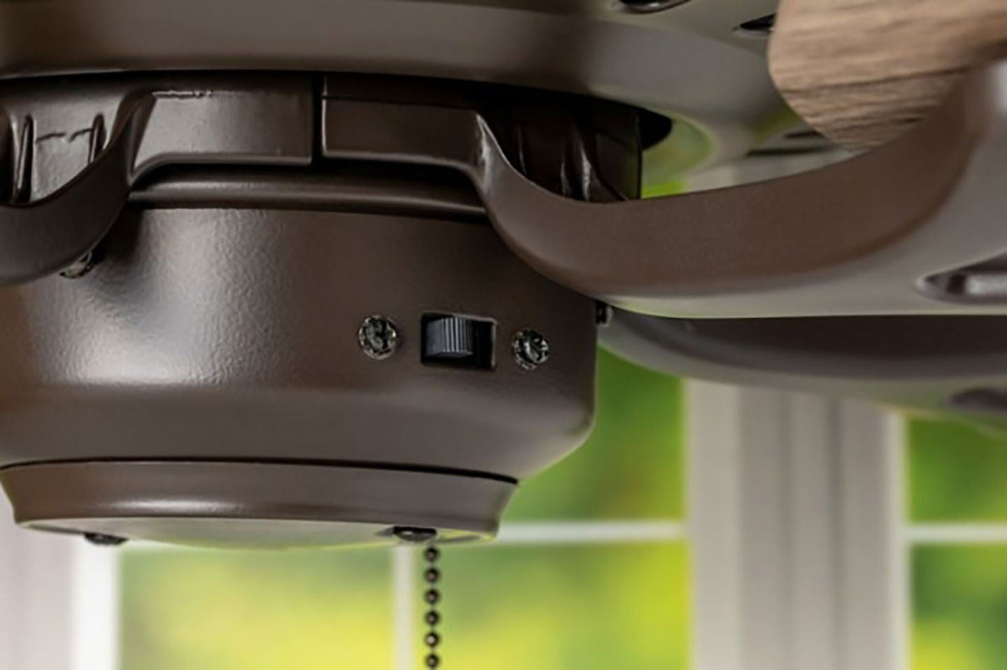 La mayoría de los ventiladores de techo tienen una pequeña palanca en el cuerpo del motor