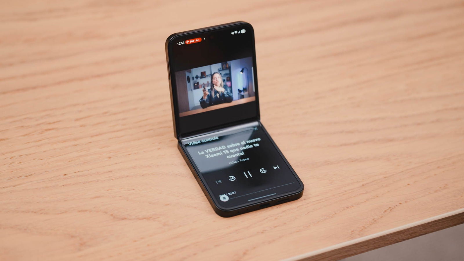 La pantalla del Galaxy Z Flip7 FE se puede colocar en un ángulo de 90º para ver vídeos de YouTube / Fotografía: Rubén Ulloa