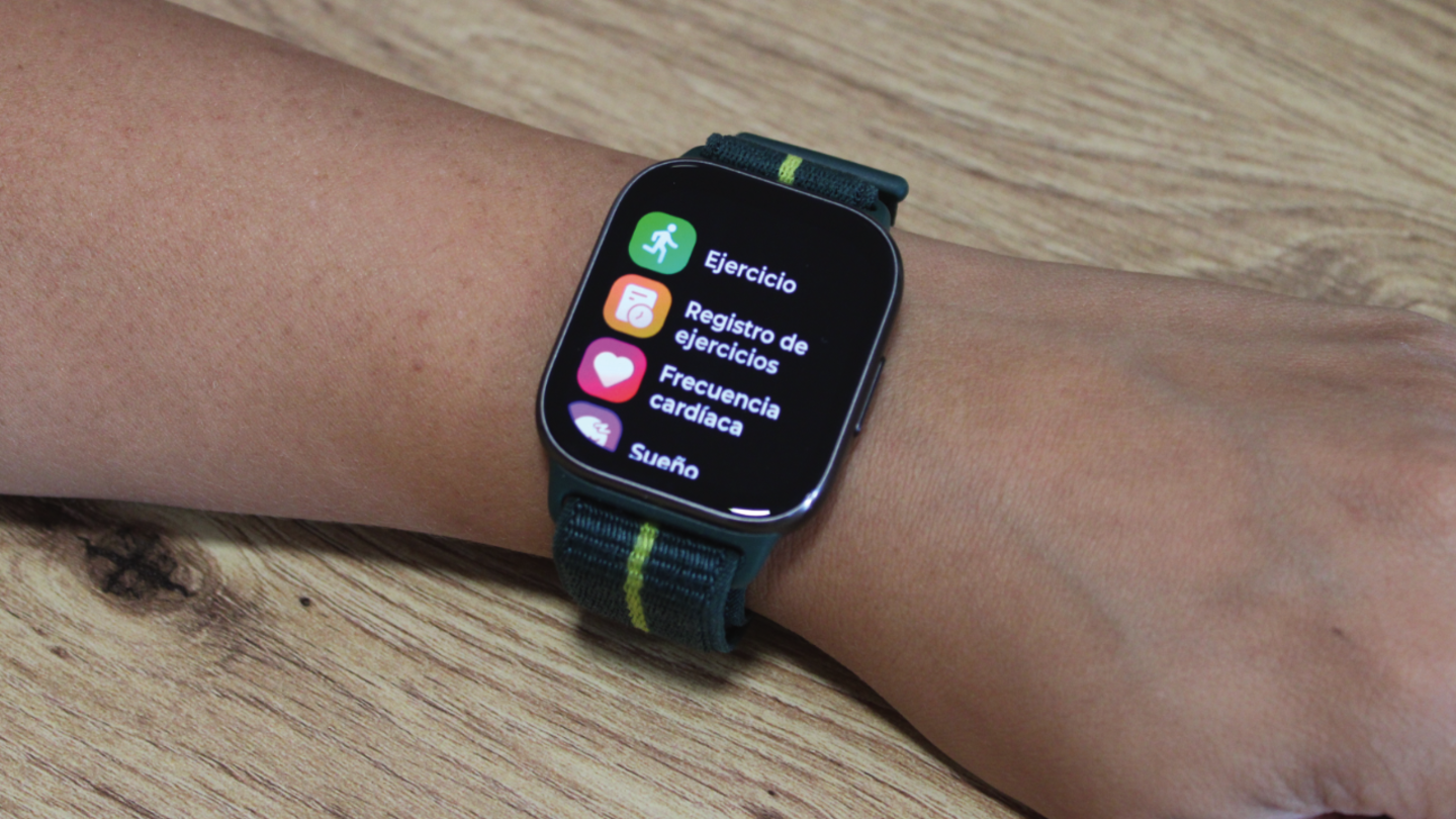El moto watch fit viene con una quincena de apps instaladas | Fotografía de Beatriz Alcántara Gil
