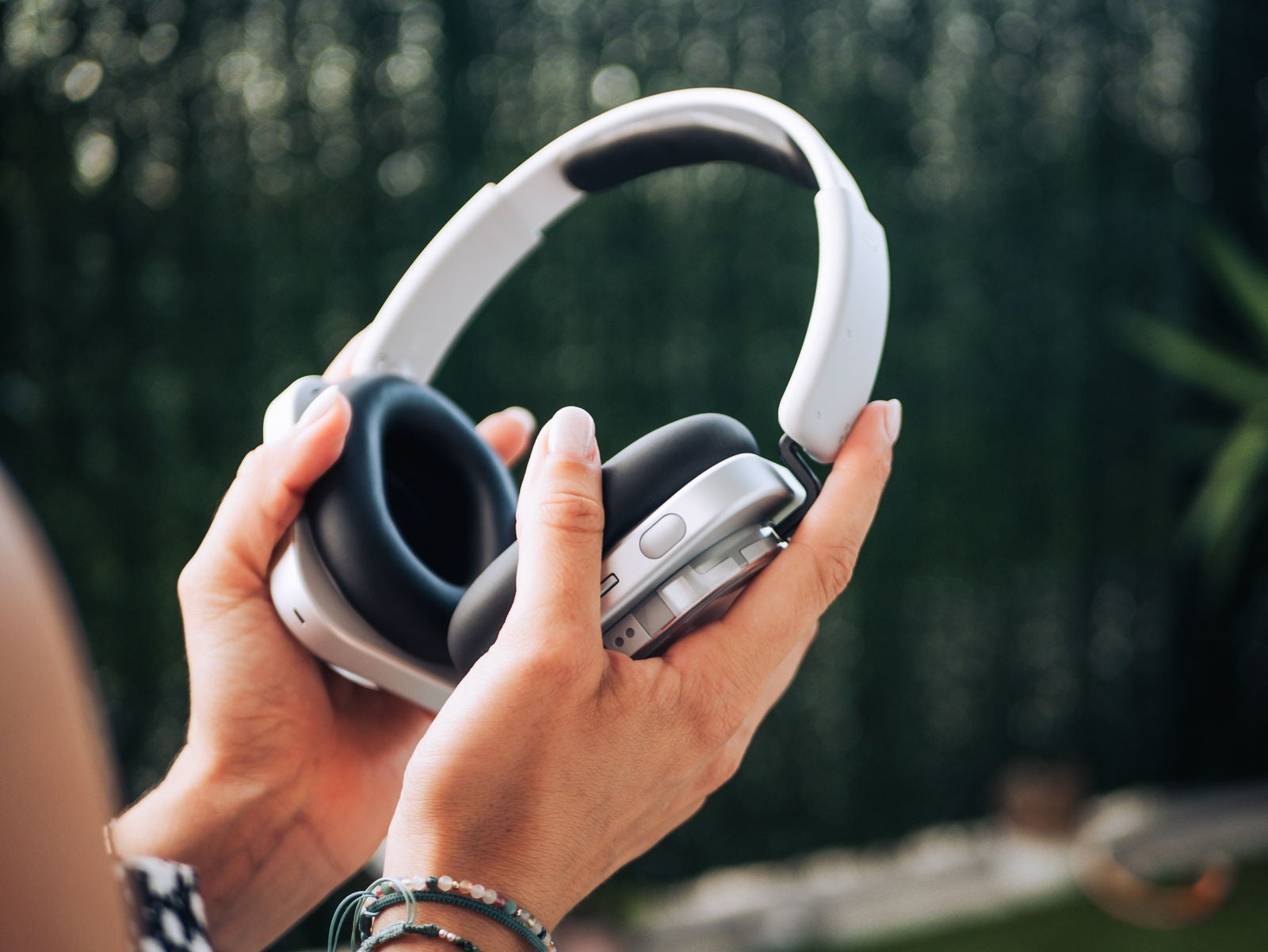 Primer plano de los controles y la diadema del Nothing Headphone (1) / Fotografía de Christian Collado