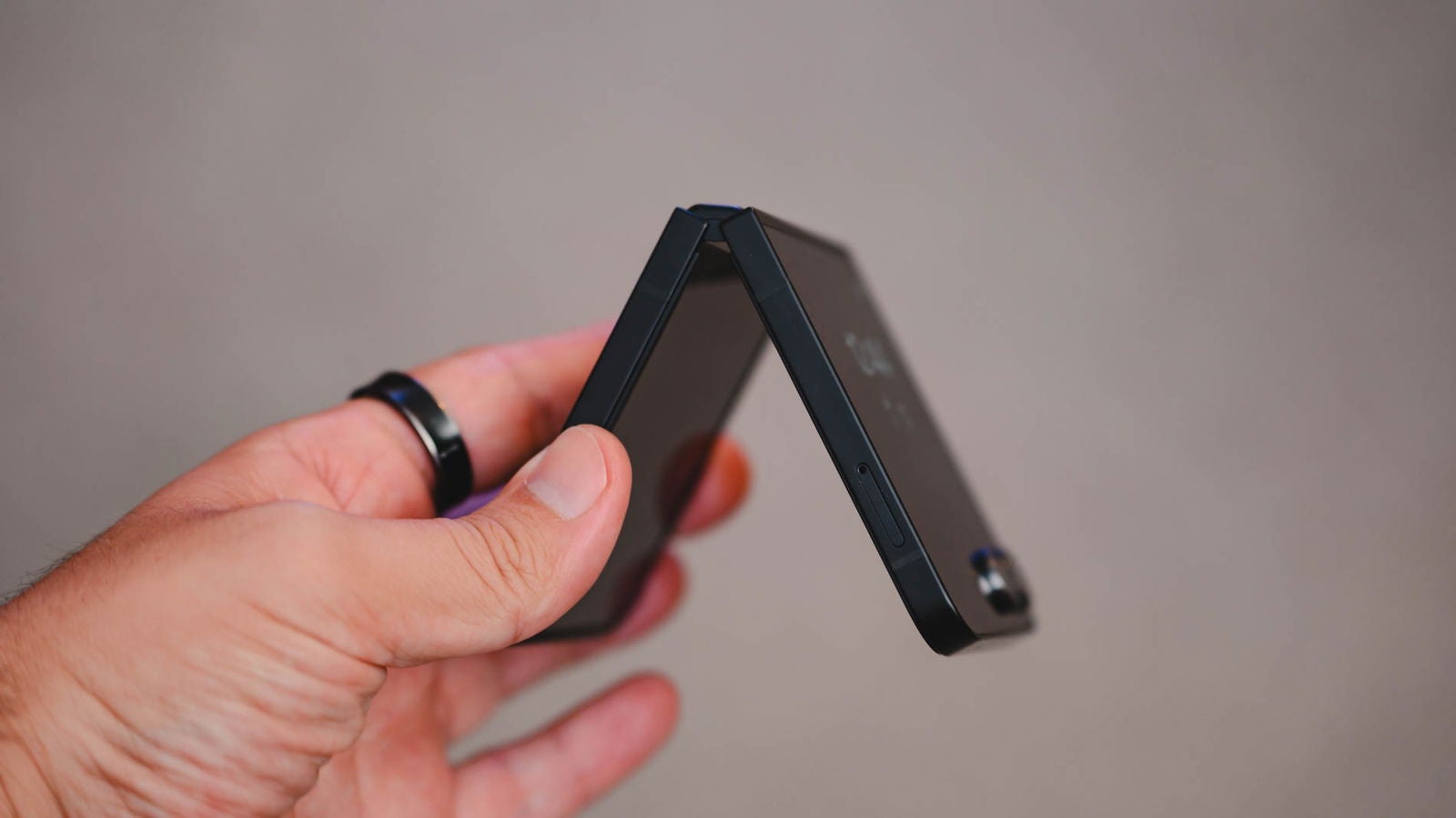 La bisagra del Galaxy Z Flip7 FE es tan resistente como la de su antecesor / Fotografía: Rubén Ulloa