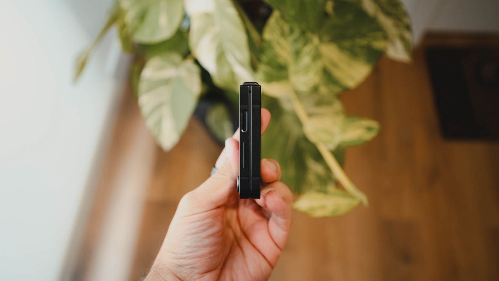 El Samsung Galaxy Z Flip7 FE apuesta por los mismos bordes planos y rectos del Galaxy Z Flip6 / Fotografía: Rubén Ulloa