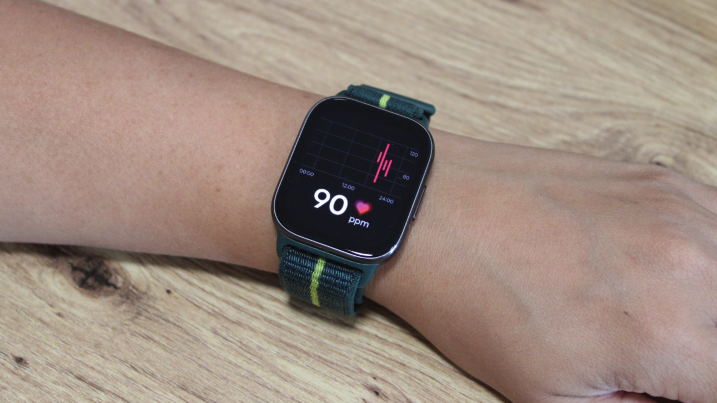 Este moto watch fit también sirve para monitorizar tu frecuencia cardiaca | Fotografía de Beatriz Alcántara Gil