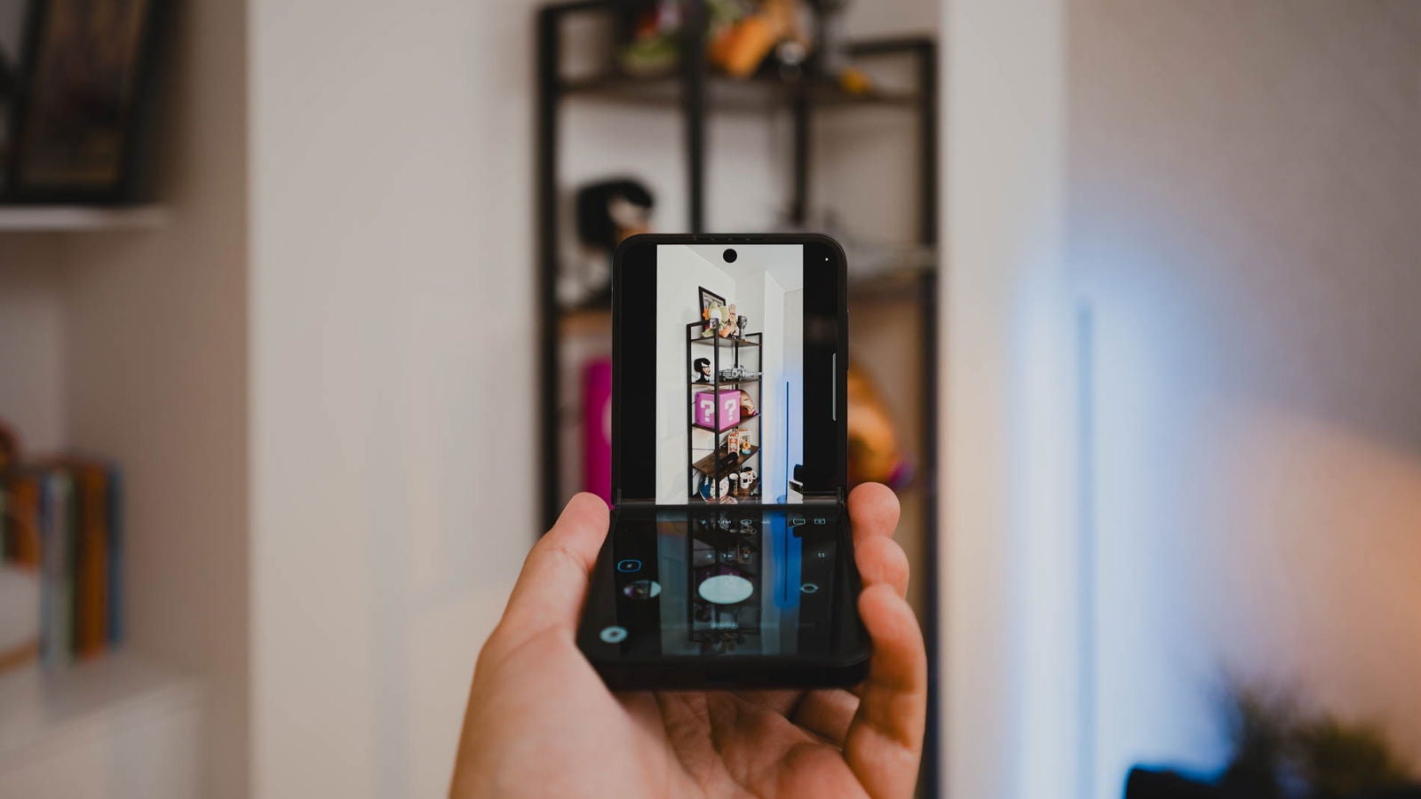La interfaz de la app de cámara de Samsung en el Galaxy Z Flip7 FE con la pantalla a medio plegar / Fotografía: Rubén Ulloa