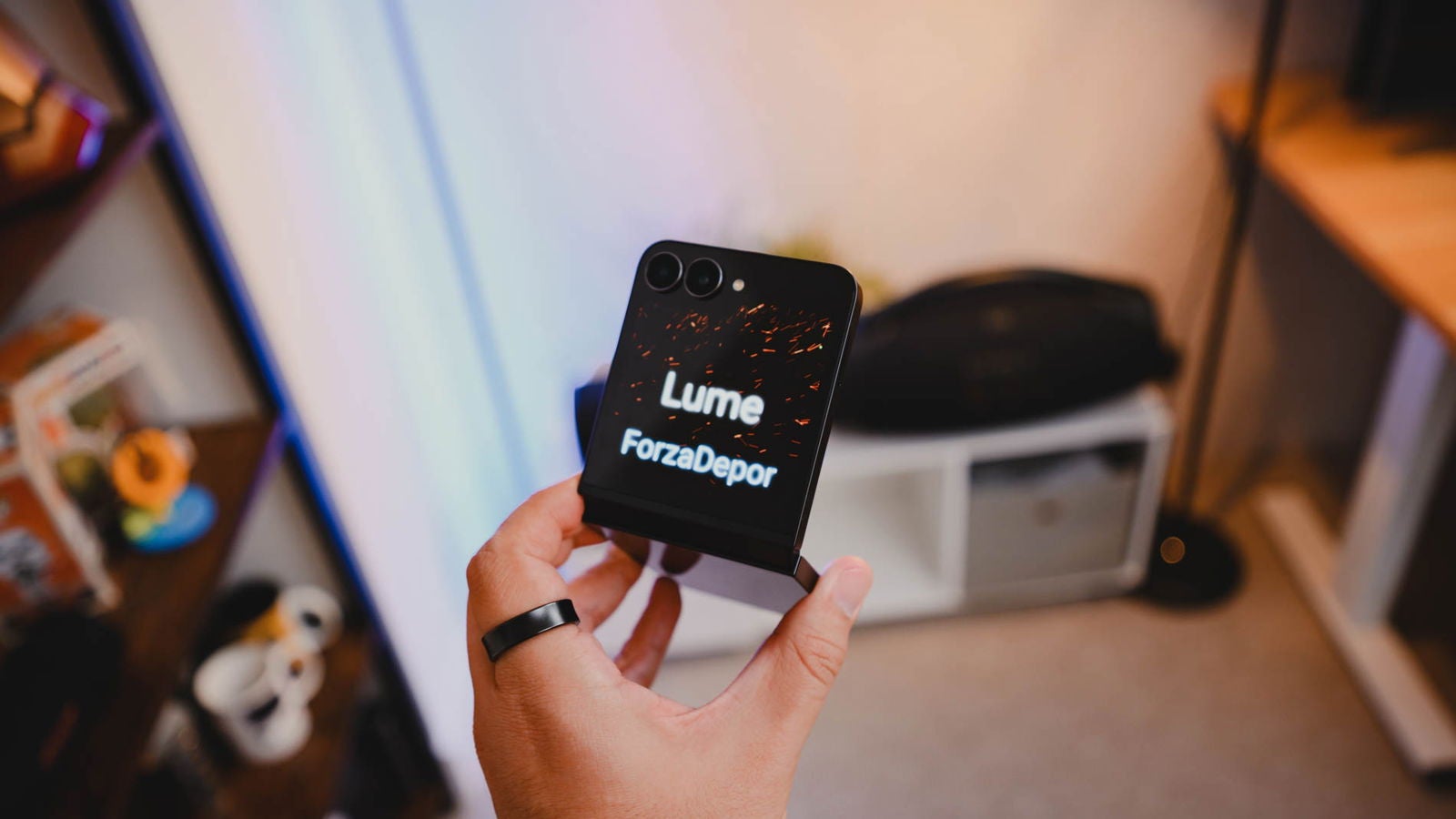 Puedes personalizar la animación que se muestra en la pantalla externa del Galaxy Z Flip7 FE cuando tienes la cámara activada / Fotografía: Rubén Ulloa