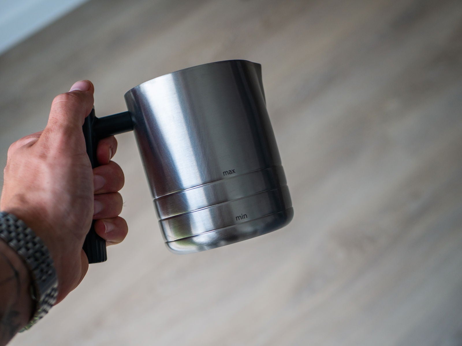 La jarra espumadora de leche integrada junto a la cafetera / Fotografía de Christian Collado