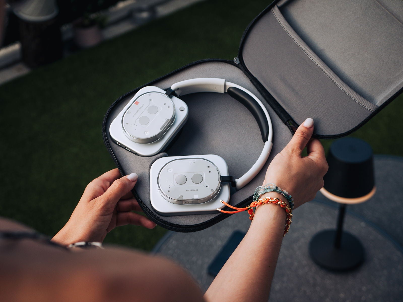 Los auriculares, en el interior del estuche de fieltro incluido / Fotografía de Christian Collado