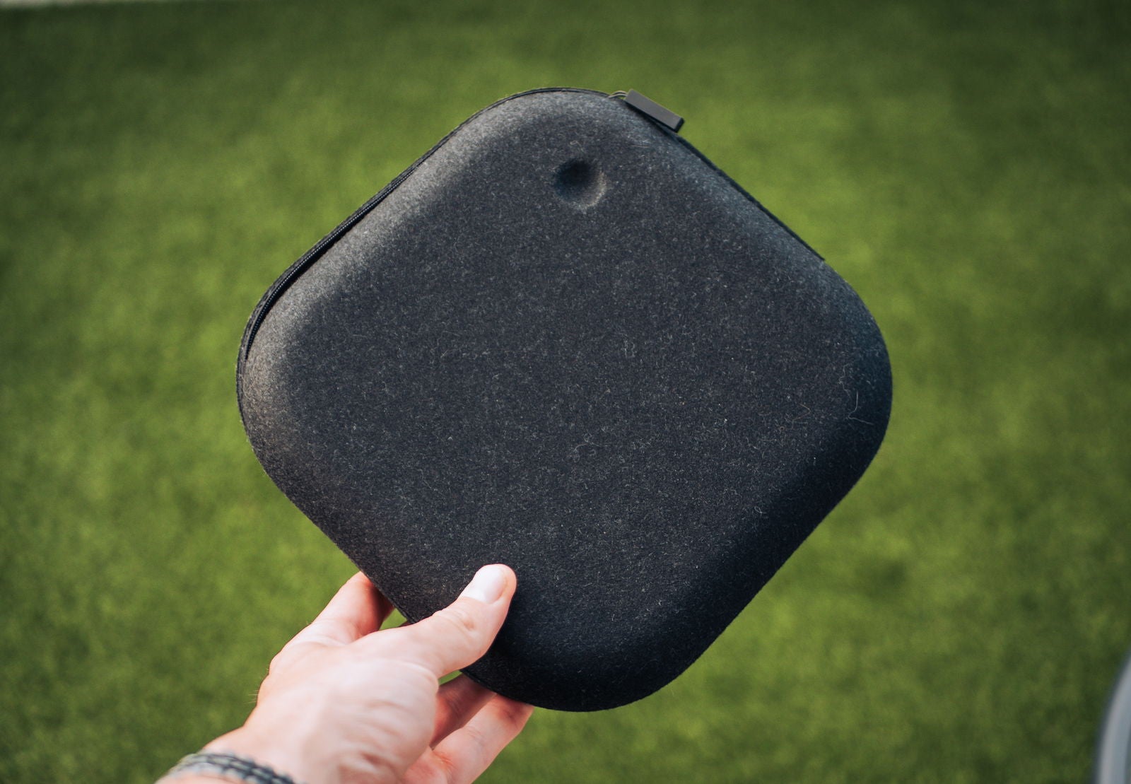 El estuche de los Nothing Headphone (1), cerrados / Fotografía de Christian Collado