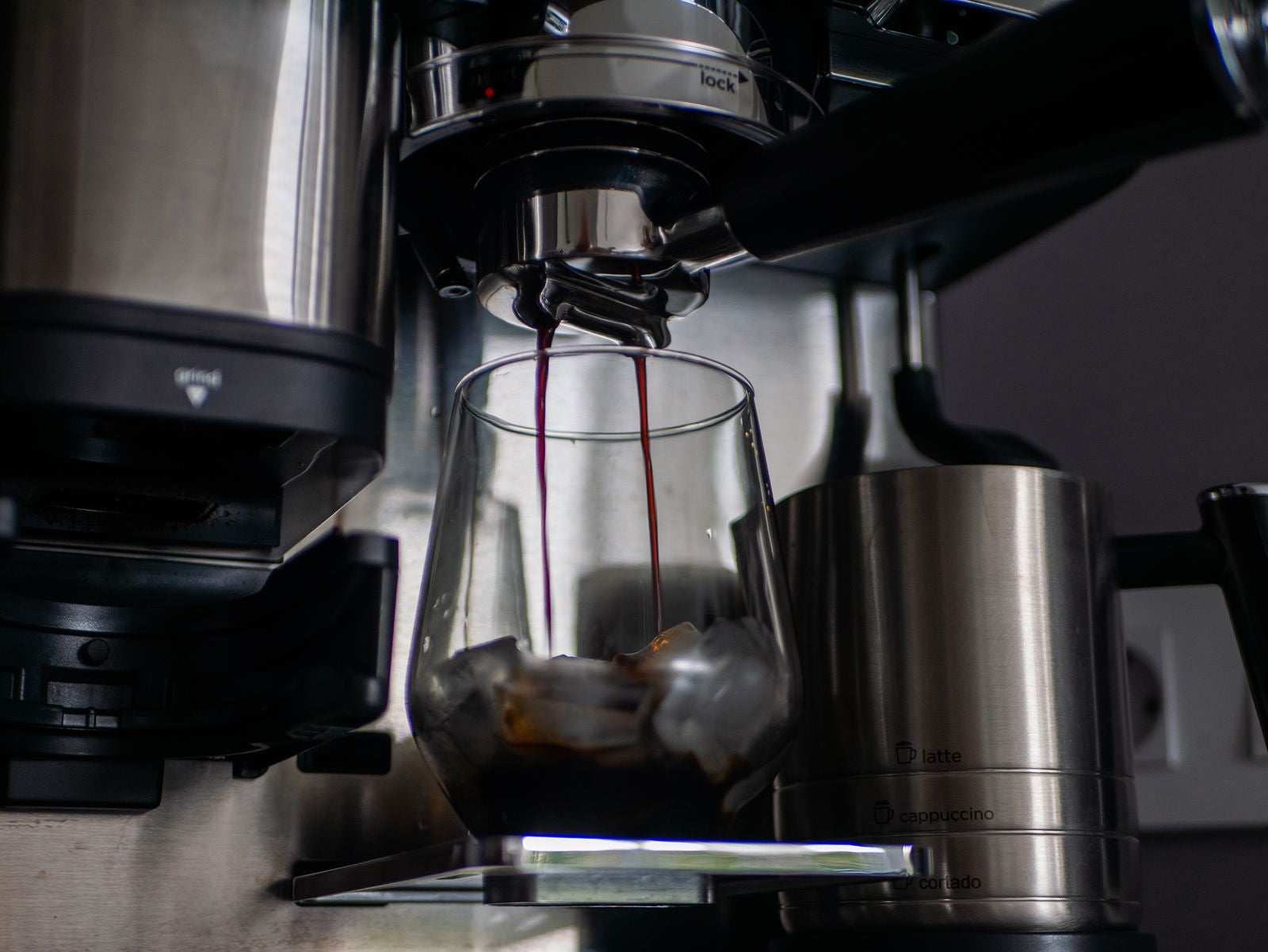 Preparando café con la NInja Luxe Café / Fotografía de Christian Collado