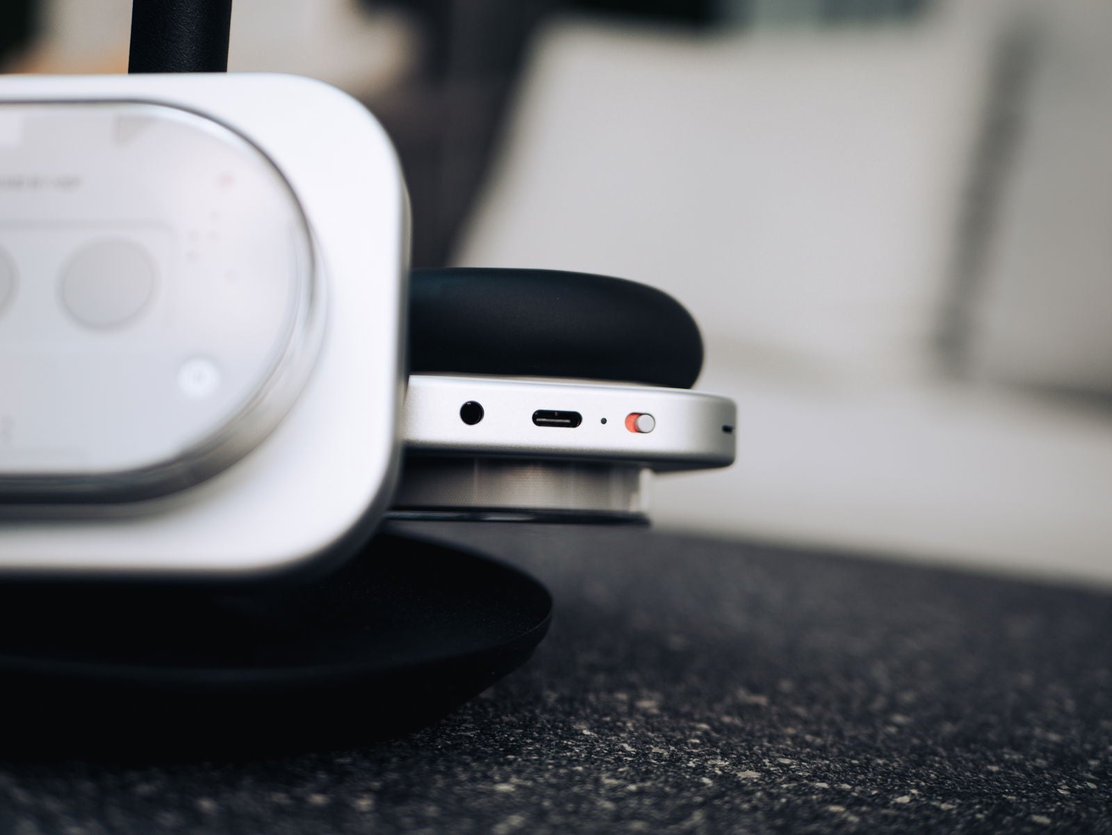 El puerto USB-C y el interruptor de encendido de los Nothing Headphone (1) / Fotografía de Christian Collado