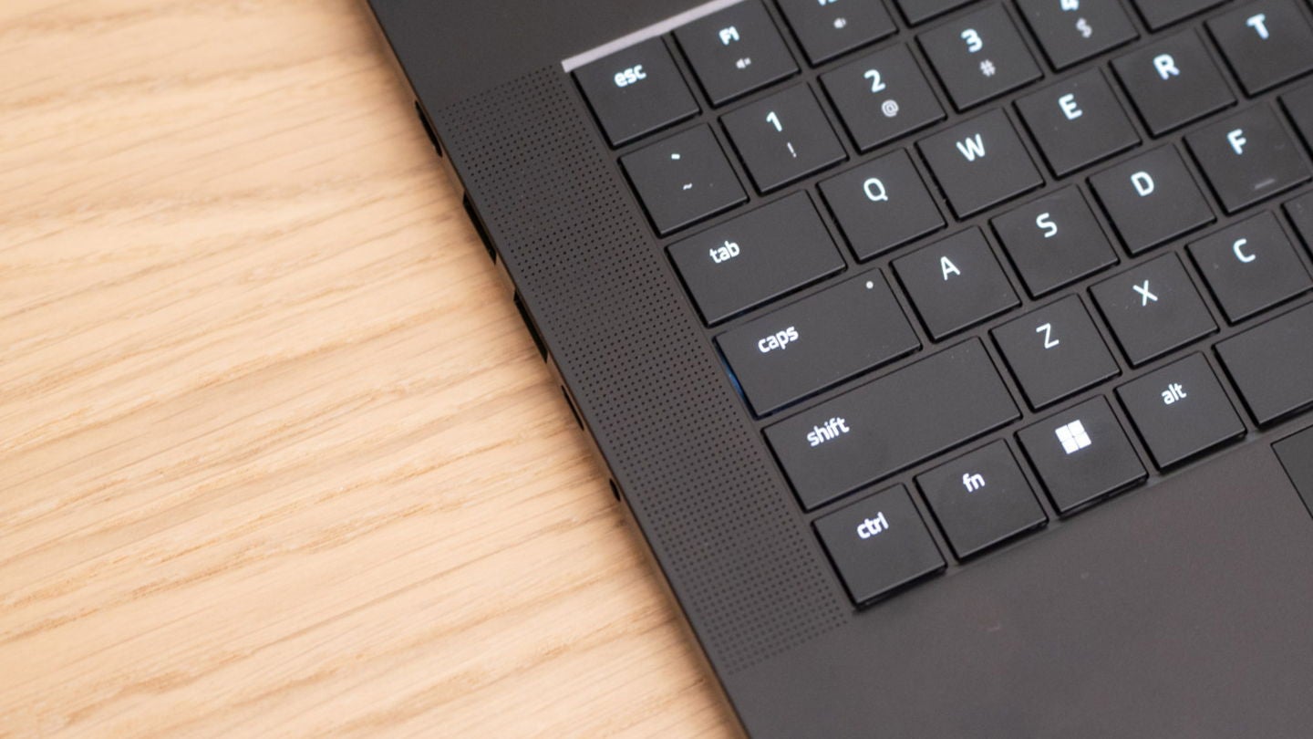 Los altavoces integrados del Razer Blade 16 (2025) suenan muy bien / Fotografía: Elisa Piñón