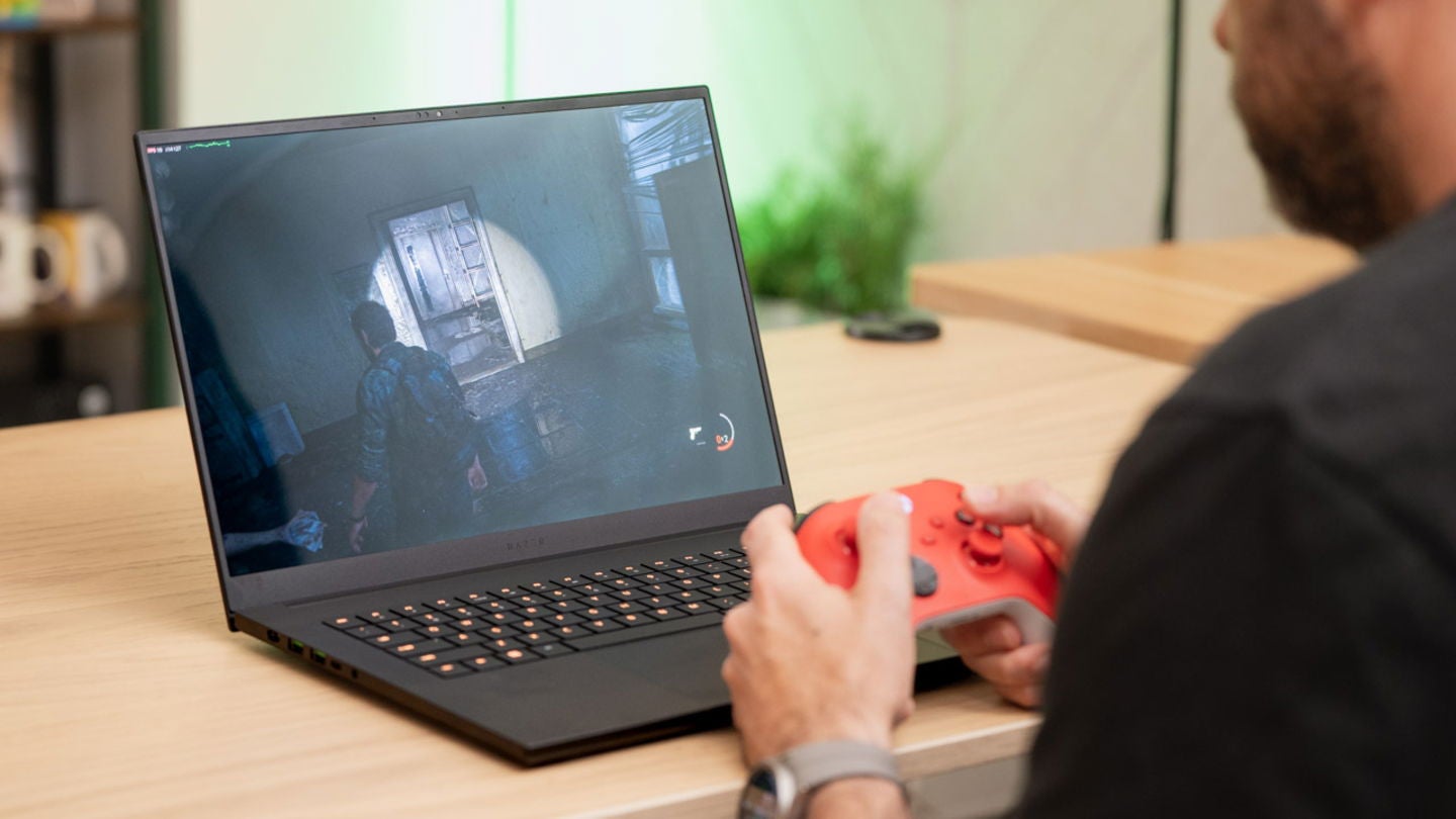 Vas a poder jugar a títulos como 'The Last of Us: Part 1' durante un par de horas sin necesidad de conectar el Razer Blade 16 (2025) a la corriente / Fotografía: Elisa Piñón