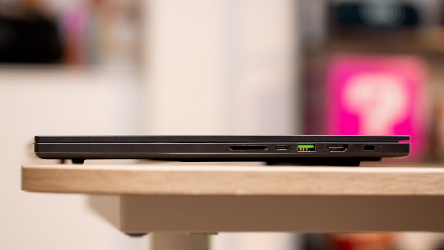 El lateral derecho del Razer Blade 16 (2025) alberga el puerto HDMI y un puerto USB-C Thundervolt 4 / Fotografía: Elisa Piñón
