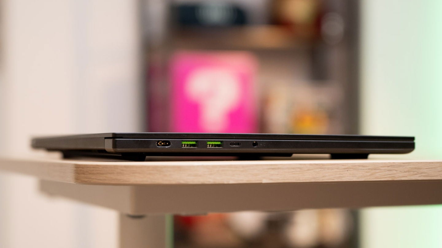 El lado izquierdo del Razer Blade 16 (2025) está repleto de puertos / Fotografía: Elisa Piñón