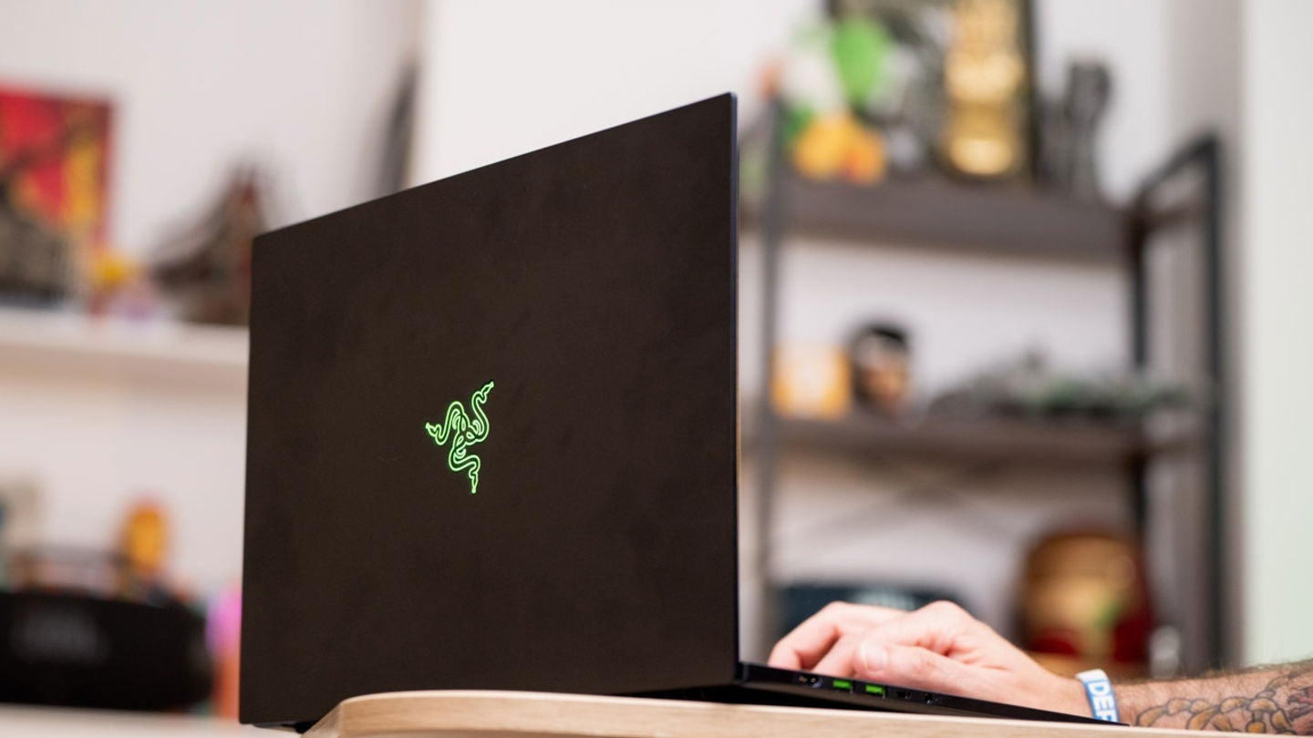La bisagra del Razer Blade 16 (2025) te permite levantar la tapa con un solo dedo / Fotografía: Elisa Piñón