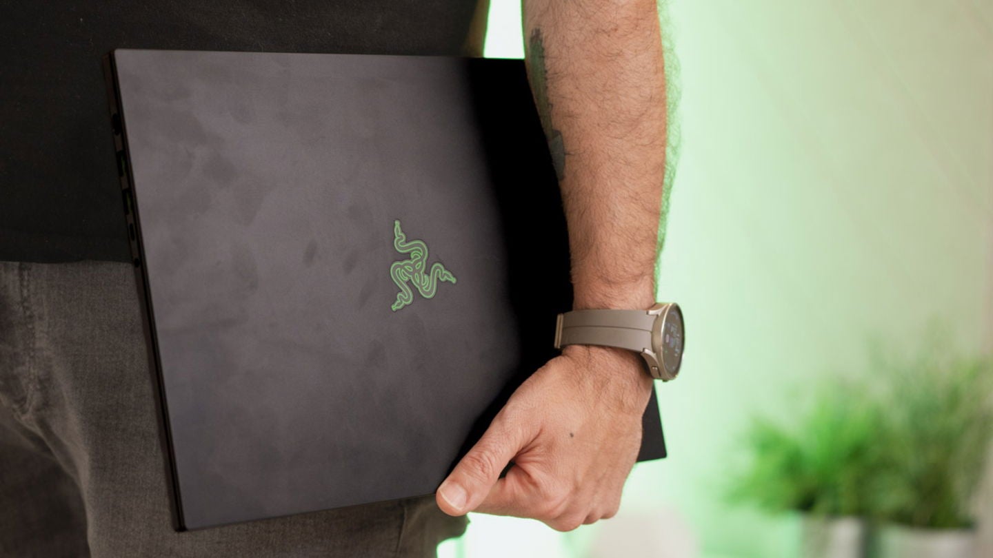 A pesar de sus 2 kilos de peso, el Razer Blade 16 (2025) no es demasiado incómodo de transportar / Fotografía: Elisa Piñón