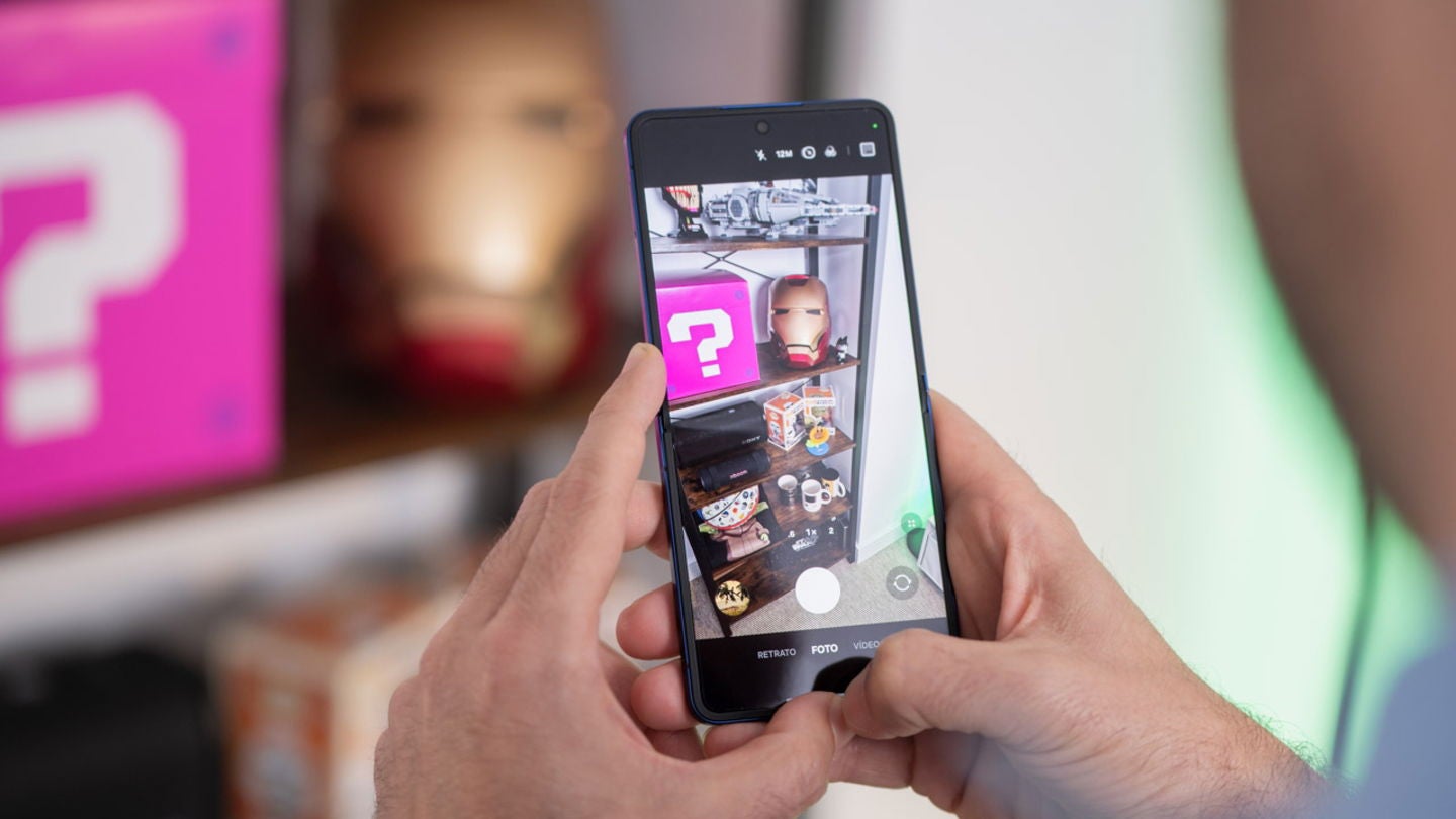 La app de cámara del Samsung Galaxy Z Flip7 FE con la pantalla desplegada / Fotografía: Elisa Piñón