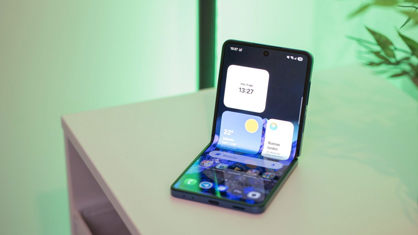 La arruga de la pantalla interna del Galaxy Z Flip7 pasa cada vez más desapercibida / Fotografía: Elisa Piñón