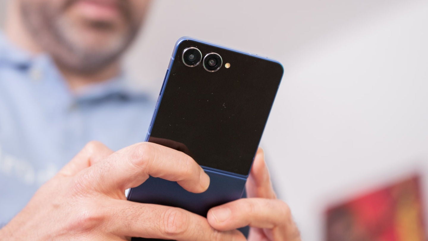 Las dos cámaras traseras y el flash LED del Samsung Galaxy Z Flip7 / Fotografía: Elisa Piñón